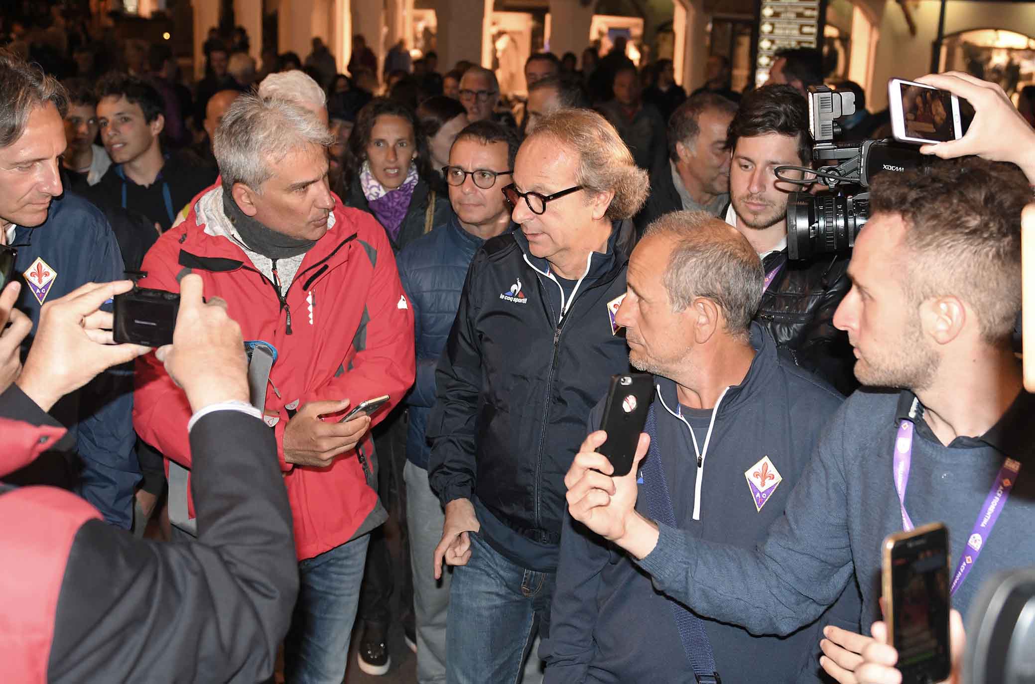 FIORENTINA RITIRO DI MOENA 17-07-2018 IL PRESIDENTE ANDREA DELLA VALLE IN PIAZZA A MOENA FRA I TIFOSI. SILPRESS/GALASSI SILVANO