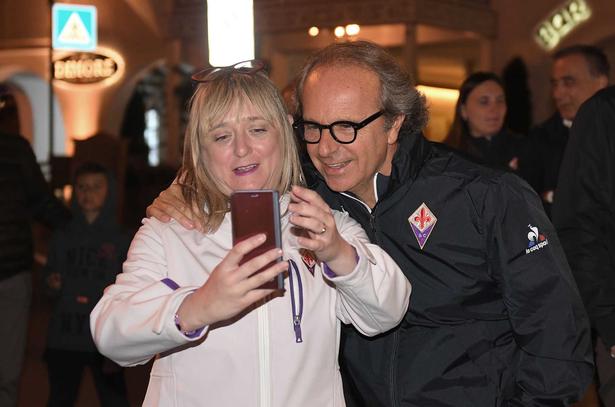 FIORENTINA RITIRO DI MOENA 17-07-2018 IL PRESIDENTE ANDREA DELLA VALLE IN PIAZZA A MOENA FRA I TIFOSI. SILPRESS/GALASSI SILVANO