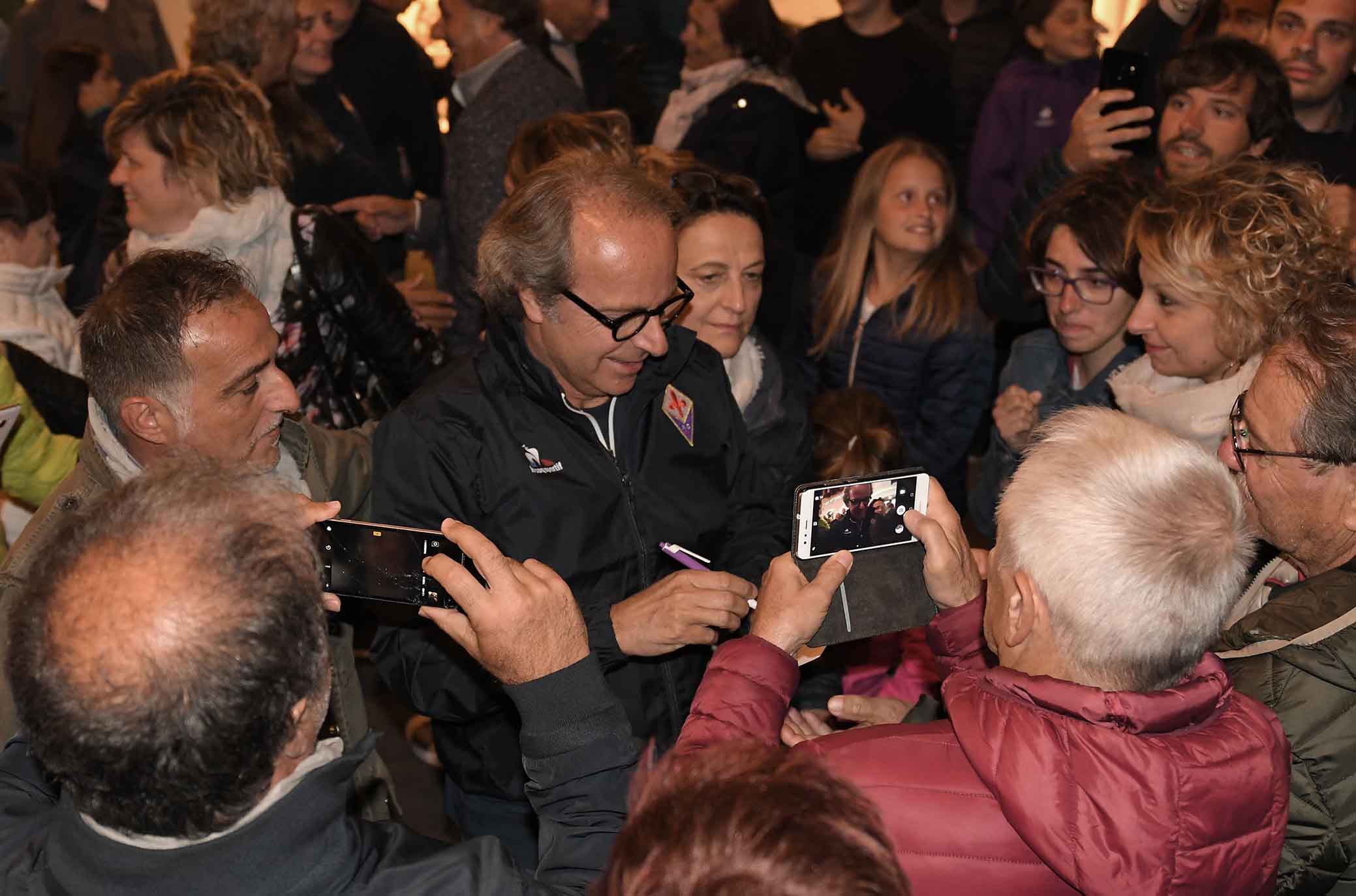 FIORENTINA RITIRO DI MOENA 17-07-2018 IL PRESIDENTE ANDREA DELLA VALLE IN PIAZZA A MOENA FRA I TIFOSI. SILPRESS/GALASSI SILVANO