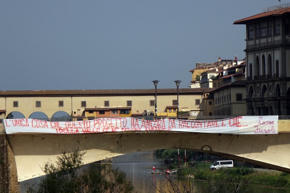 Striscione anti proprietà in Ponte Alle Grazie: "I Della Valle se ne devono andare"