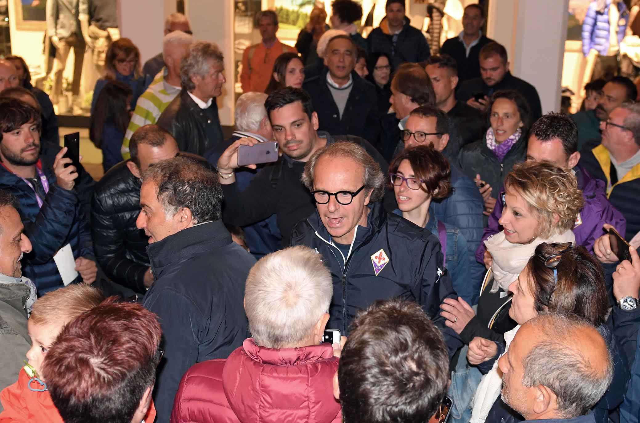 FIORENTINA RITIRO DI MOENA 17-07-2018 IL PRESIDENTE ANDREA DELLA VALLE IN PIAZZA A MOENA FRA I TIFOSI. SILPRESS/GALASSI SILVANO