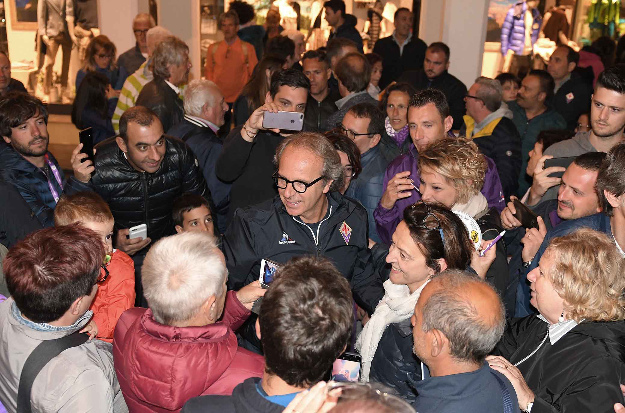 FIORENTINA RITIRO DI MOENA 17-07-2018 IL PRESIDENTE ANDREA DELLA VALLE IN PIAZZA A MOENA FRA I TIFOSI. SILPRESS/GALASSI SILVANO