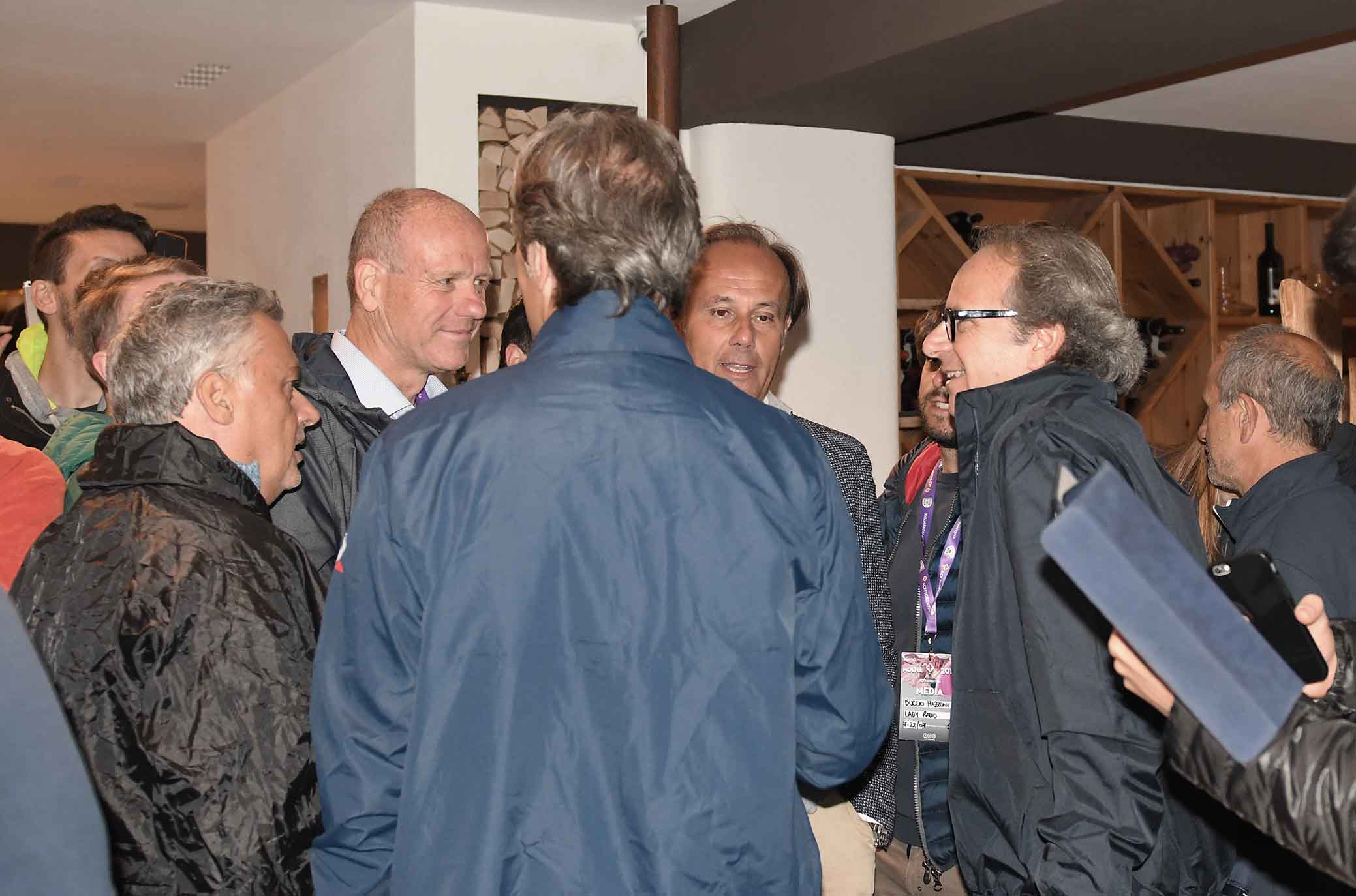 FIORENTINA RITIRO DI MOENA 17-07-2018 IL PRESIDENTE ANDREA DELLA VALLE IN PIAZZA A MOENA FRA I TIFOSI. SILPRESS/GALASSI SILVANO