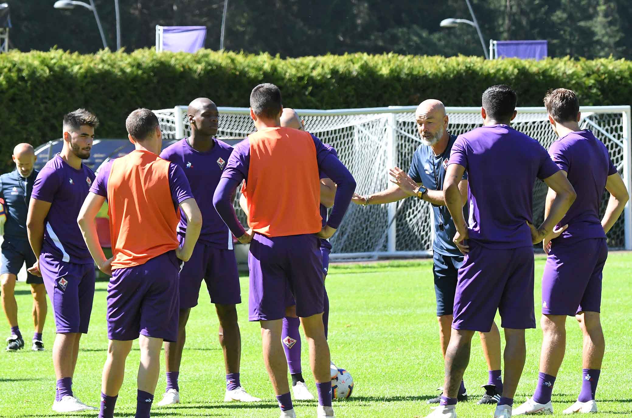Heracles-Fiorentina, squadra arrivata allo Sport Park Wenum Wiesel di Alpedoorn