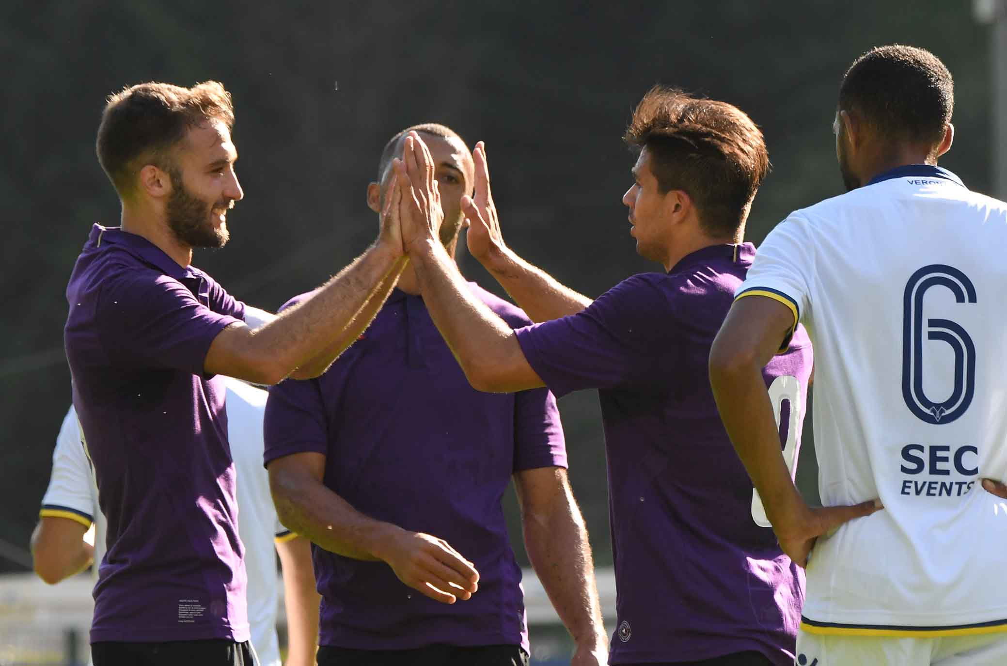 Pezzella-Simeone, amici e avversari. Entrambi con un occhio al cielo