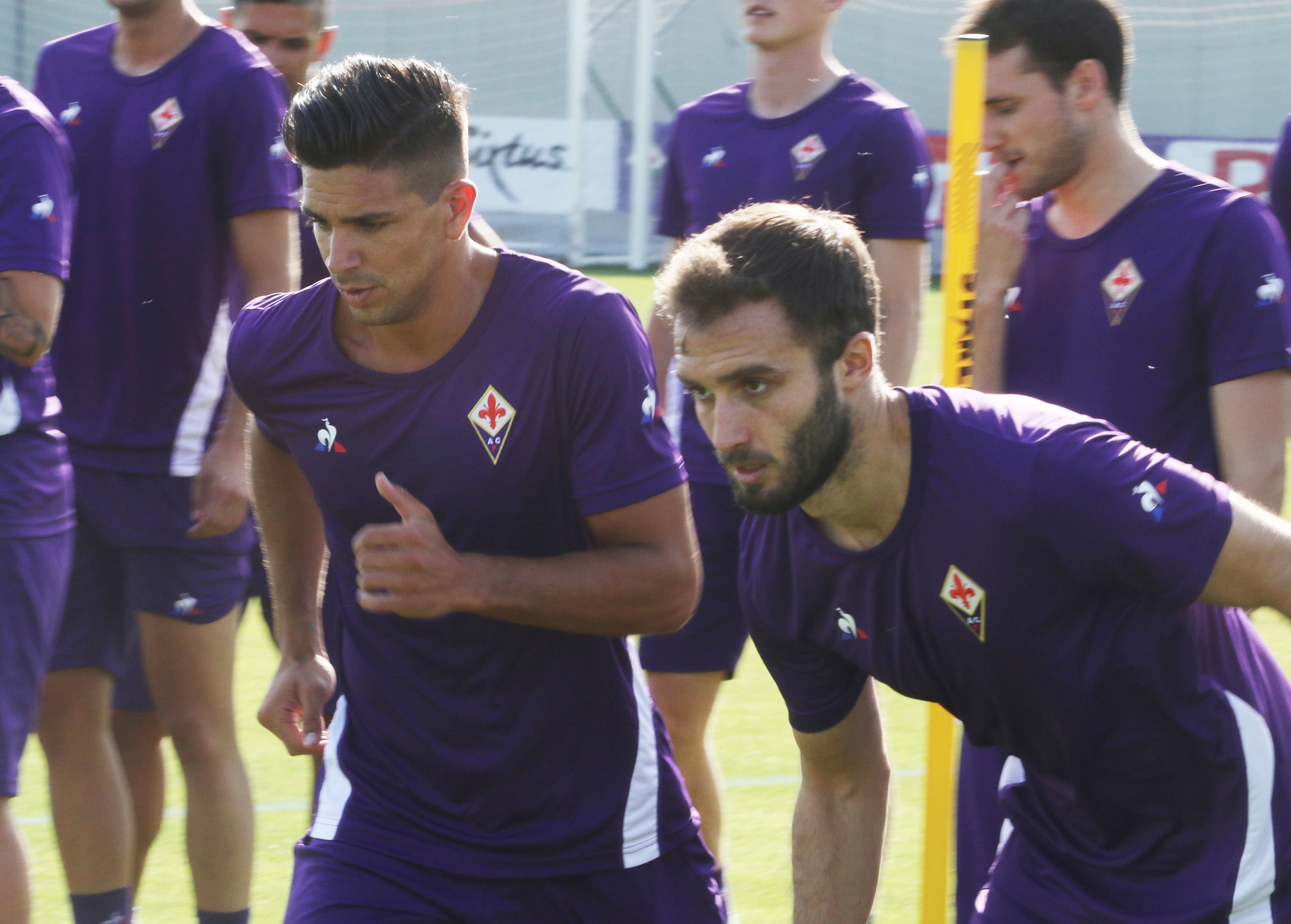 Pezzella: "Non si molla mai". Simeone: "Avanti Fiorentina, testa a sabato"