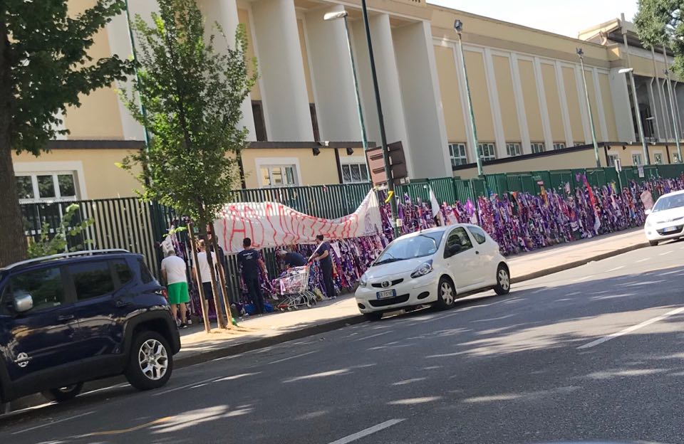 Rimozione in corso del muro di Astori. Il materiale verrà spostato all'interno del centro sportivo