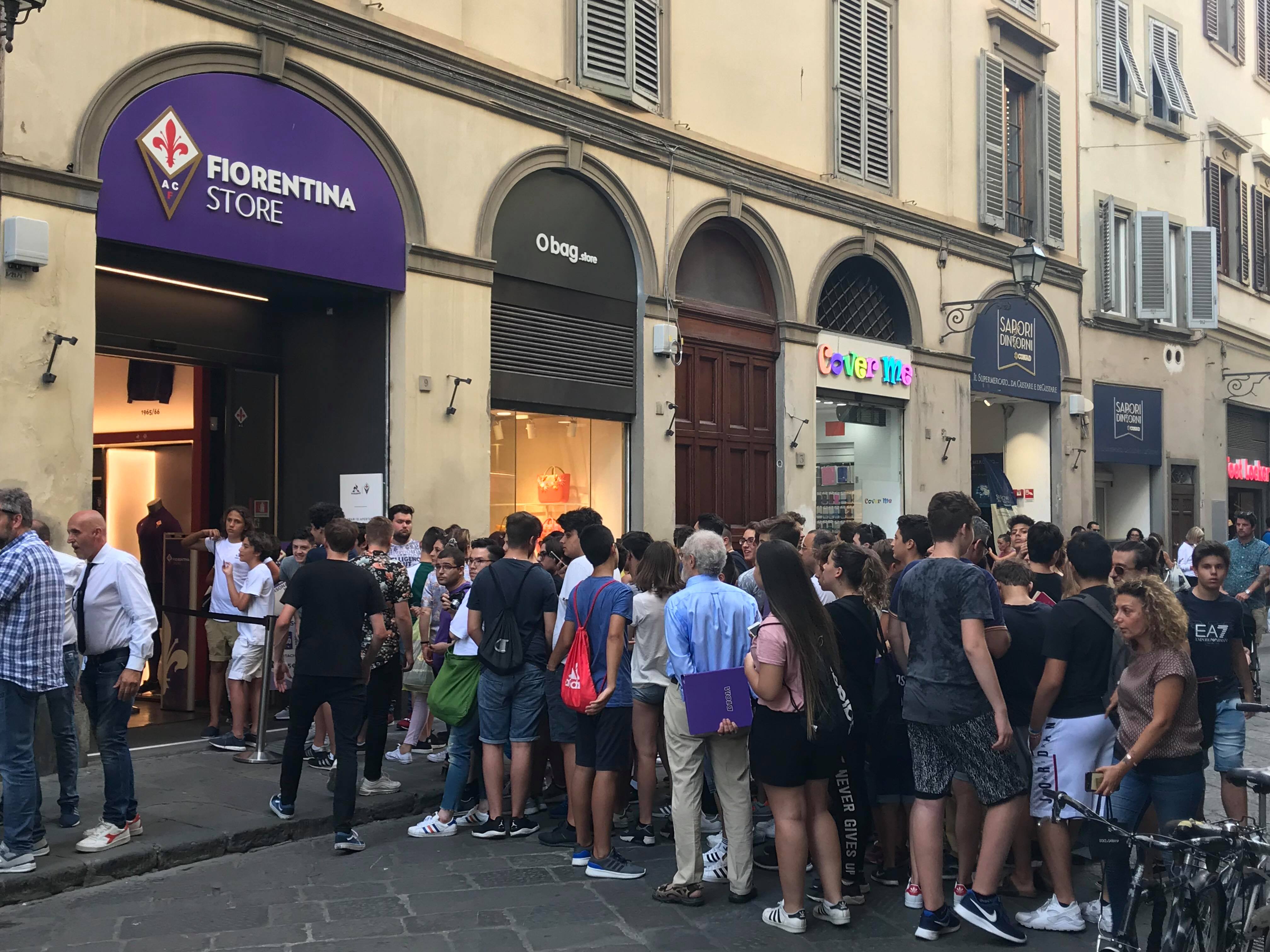 FOTO VI.IT: tifosi in coda per Biraghi e Veretout