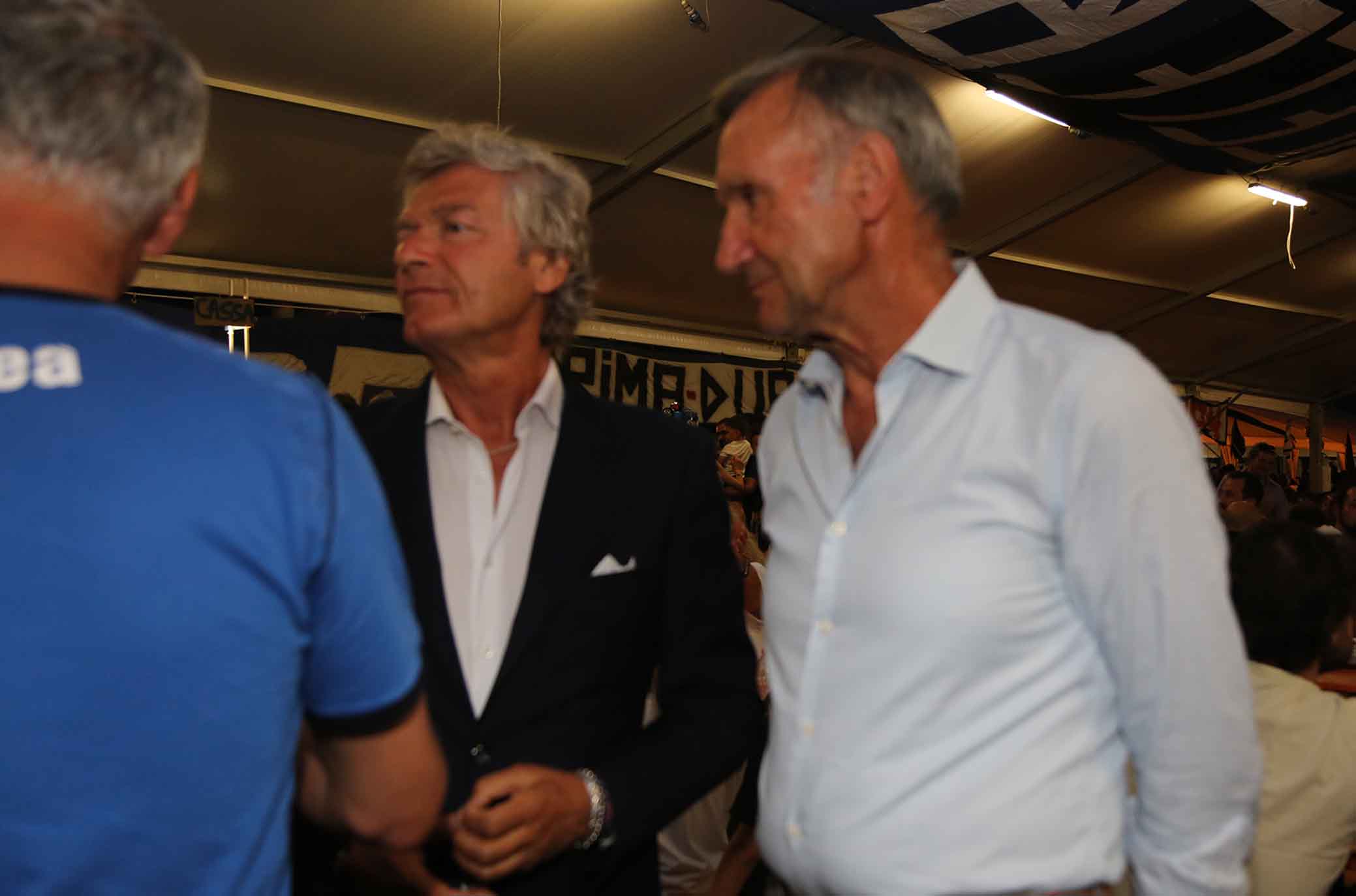 Festa della Dea, fiaccolata da brividi in onore di Astori e Morosini (VIDEO VI.IT)