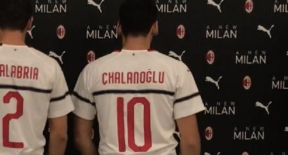 Milan, che gaffe! Presenta le nuove maglie ma sbaglia il nome di Calhanoglu (FOTO)