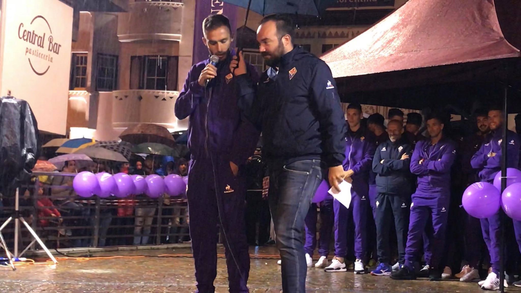 E sul palco di Moena partono i cori per il capitano Davide Astori (VIDEO)