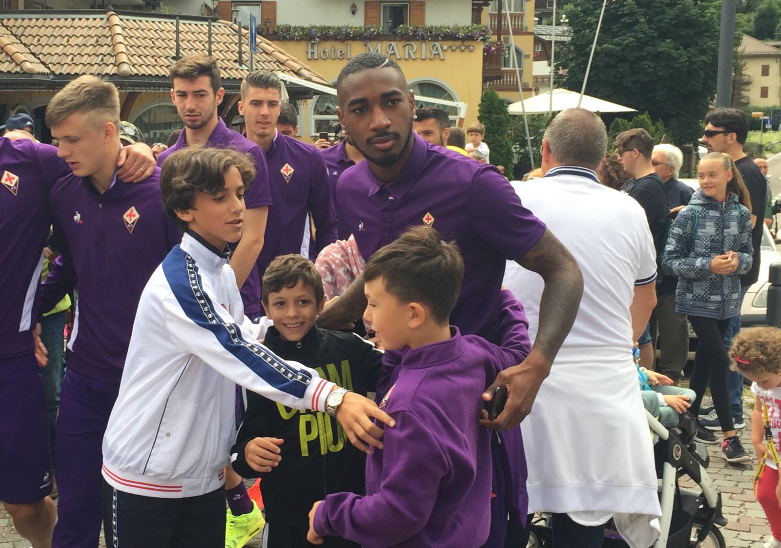 Tutta la Fiorentina in paese a Moena con i nuovi Gerson e Norgaard (FOTO)