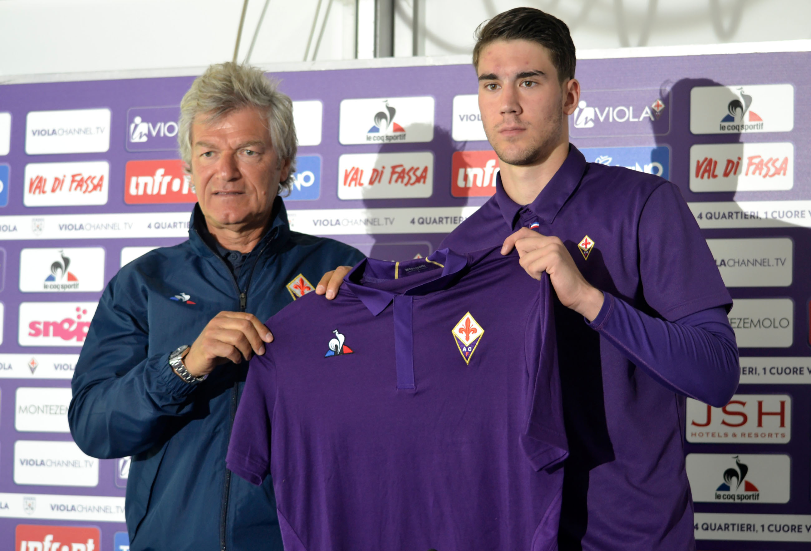 Tutte le immagini della presentazione del nuovo attaccante viola Dusan Vlahovic