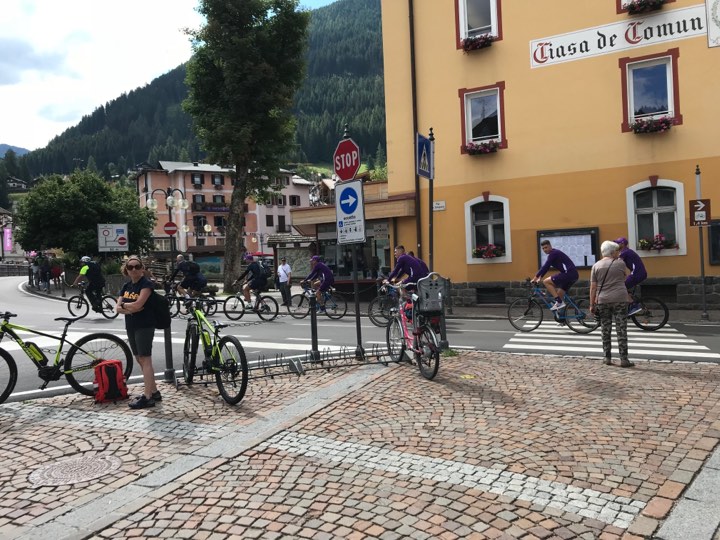 Moena: riposo attivo per la Fiorentina al mattino. Calciatori in bicicletta