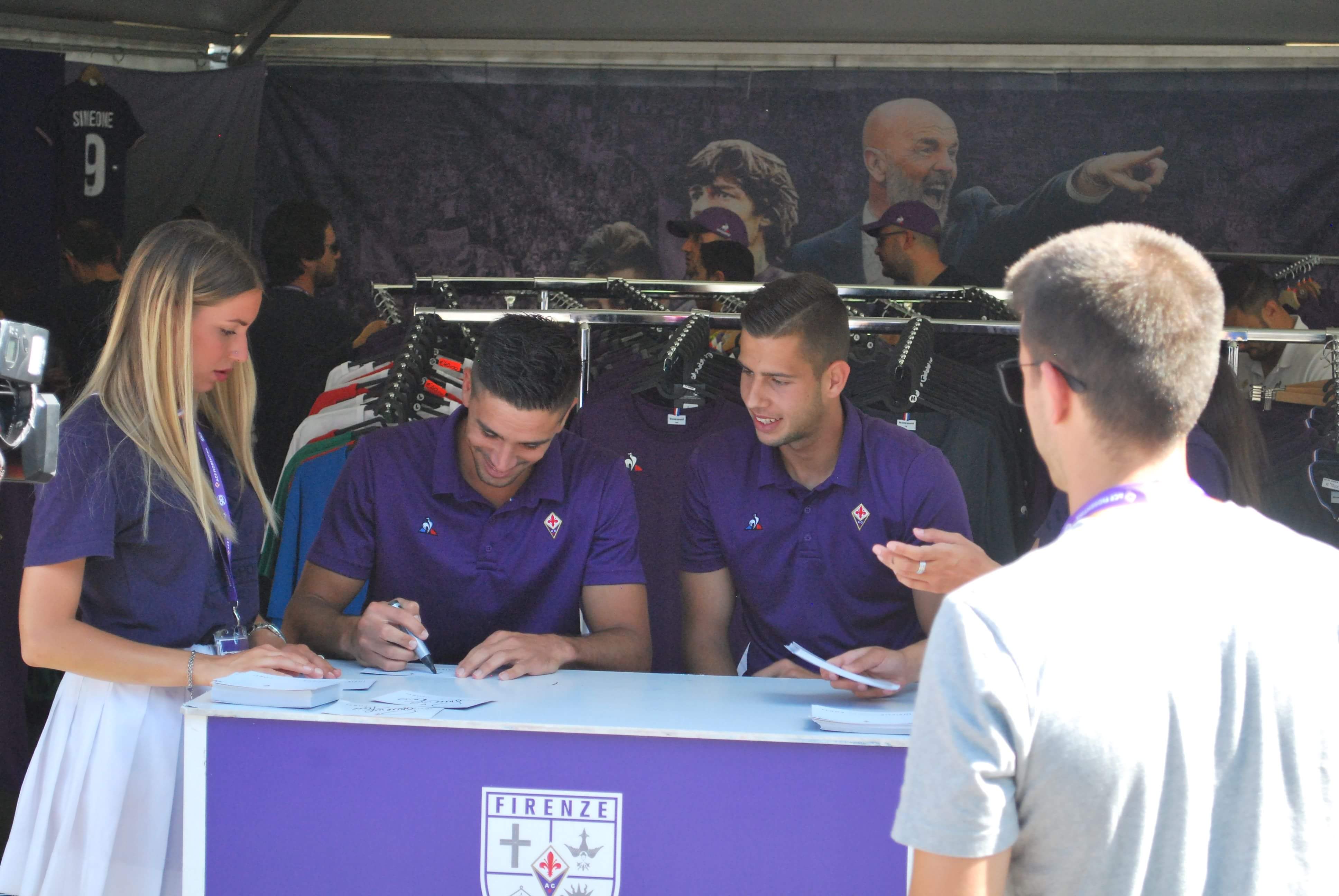 Sessione autografi, oggi il turno di Simeone e Hancko (FOTO)