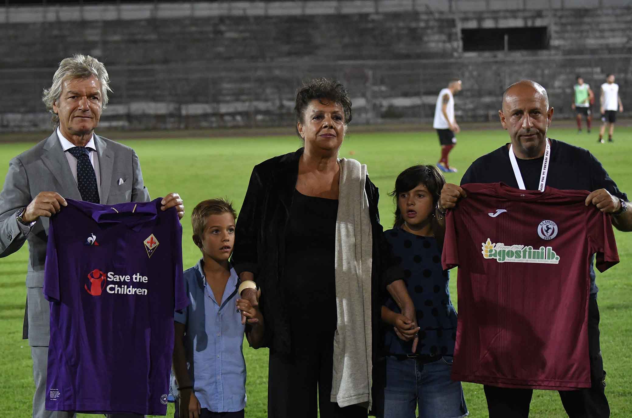AREZZO-FIORENTINA 22-08-2018 GIANCARLO ANTOGNONI CONSEGNA LA MAGLIA ALLA MOGLIE DI BEATRICE. GALASSI SILVANO/SILPRESS