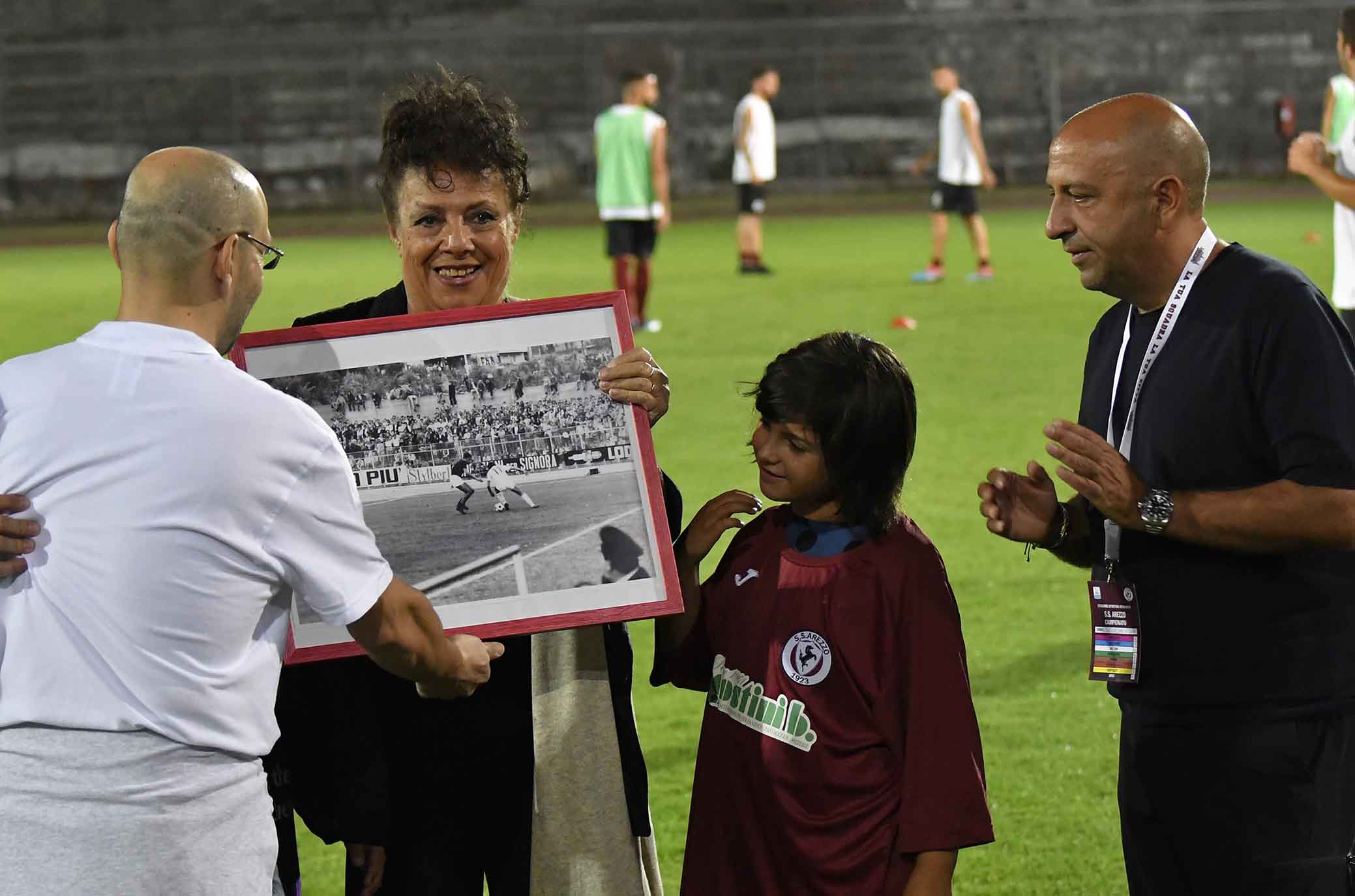 AREZZO-FIORENTINA 22-08-2018 LA MOGLIE DI BEATRICE RICEVE UN QUADRO IN RICORDO. GALASSI SILVANO/SILPRESS
