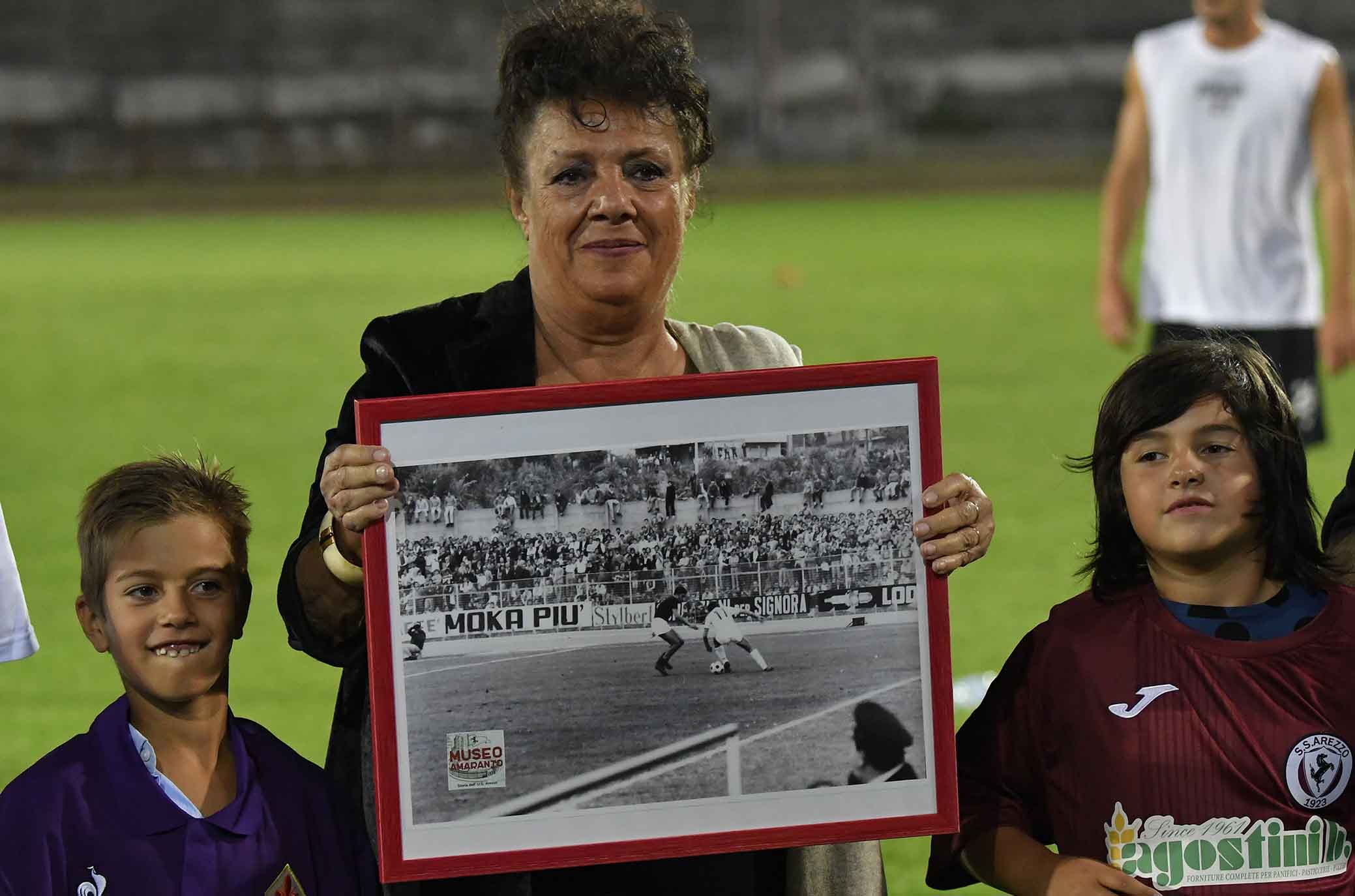 AREZZO-FIORENTINA 22-08-2018 LA MOGLIE DI BEATRICE RICEVE UN QUADRO IN RICORDO. GALASSI SILVANO/SILPRESS