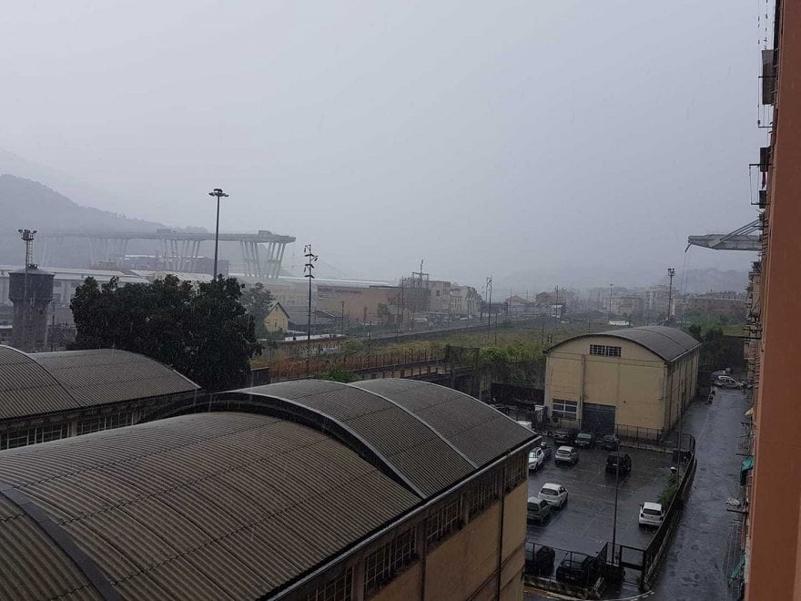 Genova nel dramma: crolla ponte Morandi sull’A10. Direttore 118: "decine di morti"