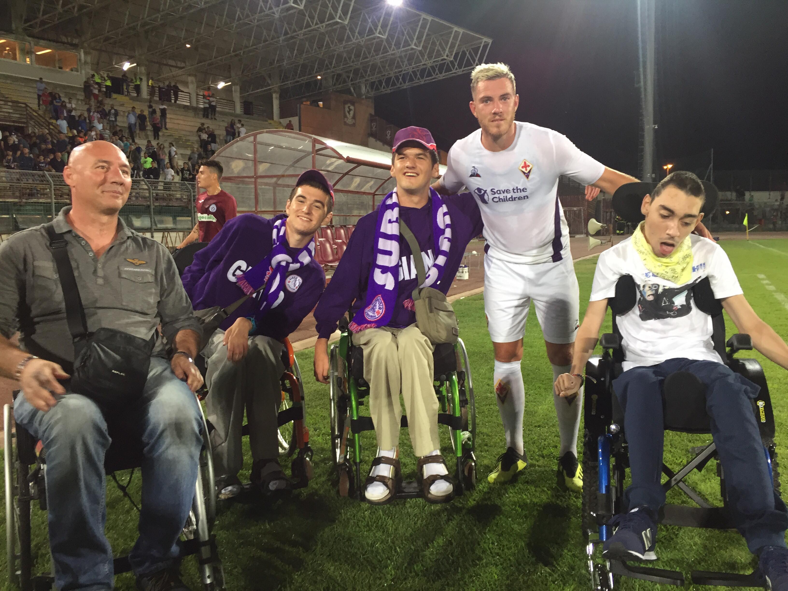 Lo speciale gesto di mister Pioli e dei giocatori viola al termine dell'amichevole contro l'Arezzo