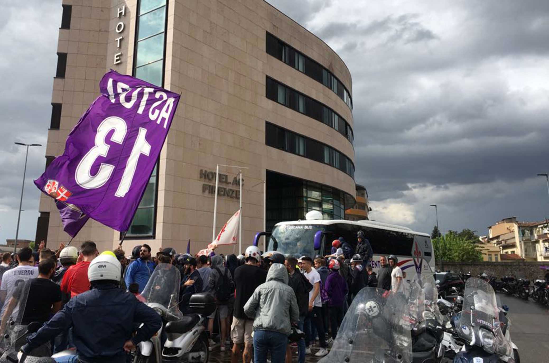 FIORENTINA 02-09-2018 TIFOSI DAVANTI ALL'ALBERGO DELLA FIORENTINA NCITANO LA SQUADRA. SILPRESS