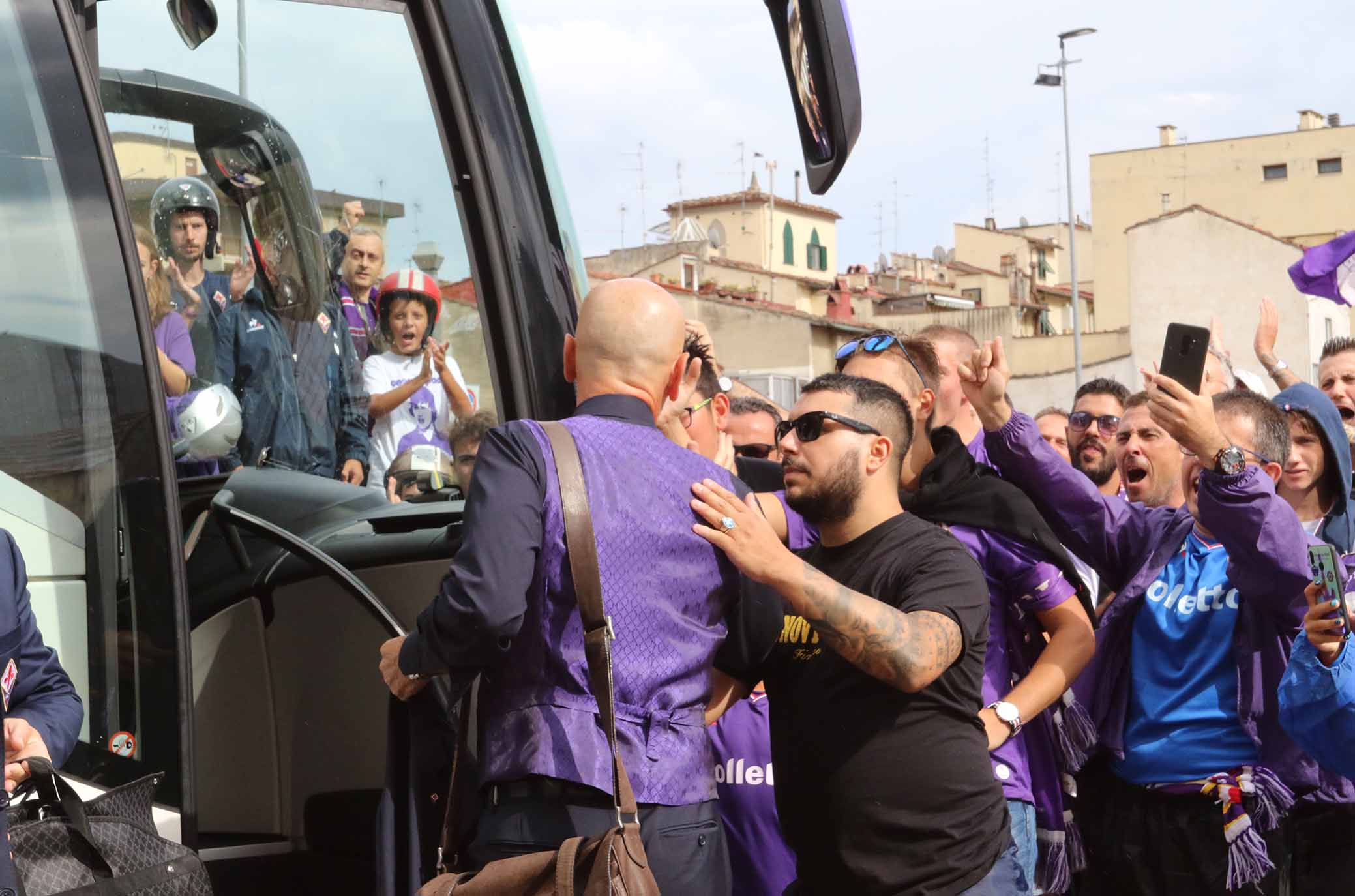 FIORENTINA 02-09-2018 TIFOSI DAVANTI ALL'ALBERGO DELLA FIORENTINA. SILPRESS