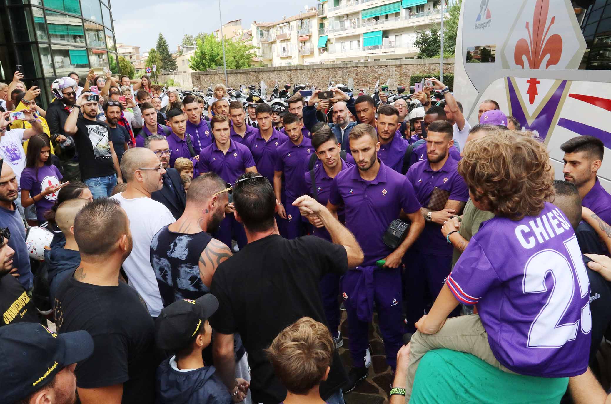 FIORENTINA 02-09-2018 TIFOSI DAVANTI ALL'ALBERGO DELLA FIORENTINA. SILPRESS