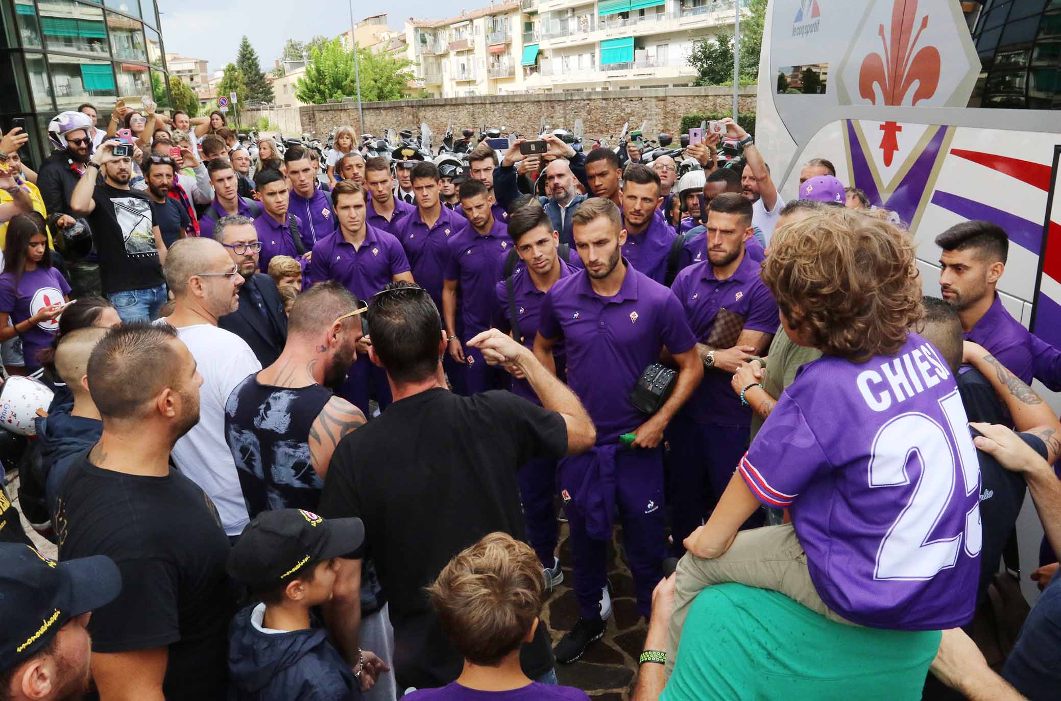 FIORENTINA 02-09-2018 TIFOSI DAVANTI ALL'ALBERGO DELLA FIORENTINA. SILPRESS