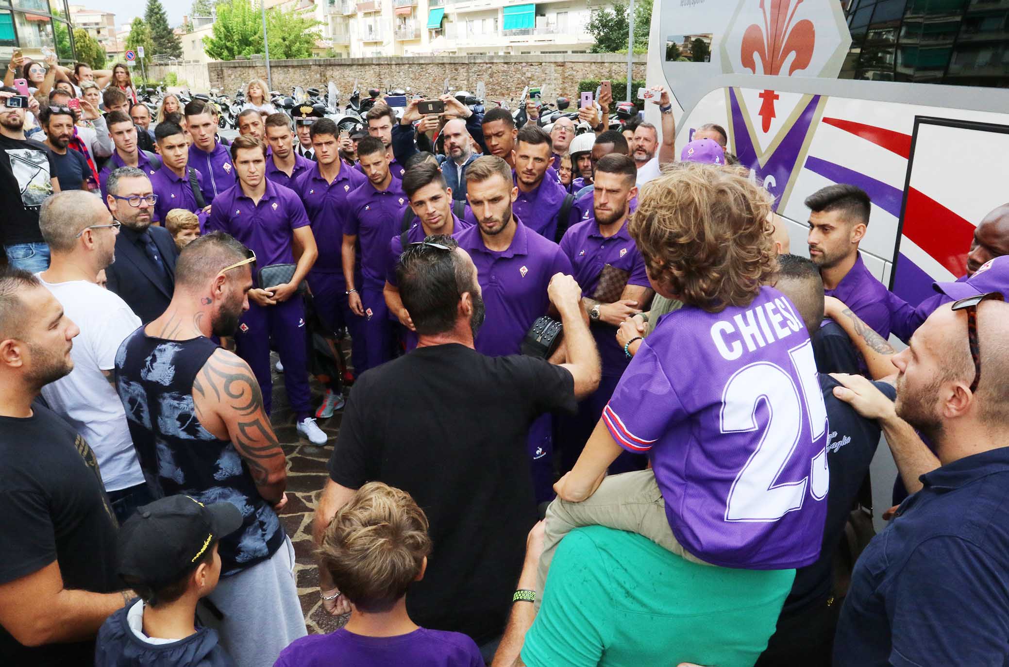 FIORENTINA 02-09-2018 TIFOSI DAVANTI ALL'ALBERGO DELLA FIORENTINA. SILPRESS
