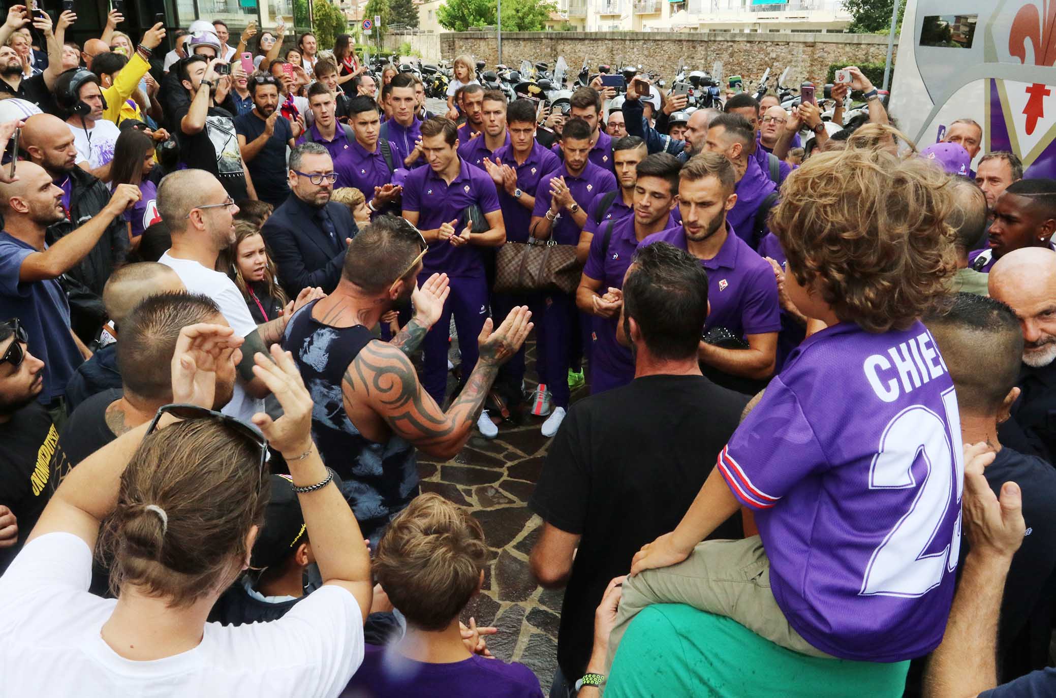 FIORENTINA 02-09-2018 TIFOSI DAVANTI ALL'ALBERGO DELLA FIORENTINA. SILPRESS
