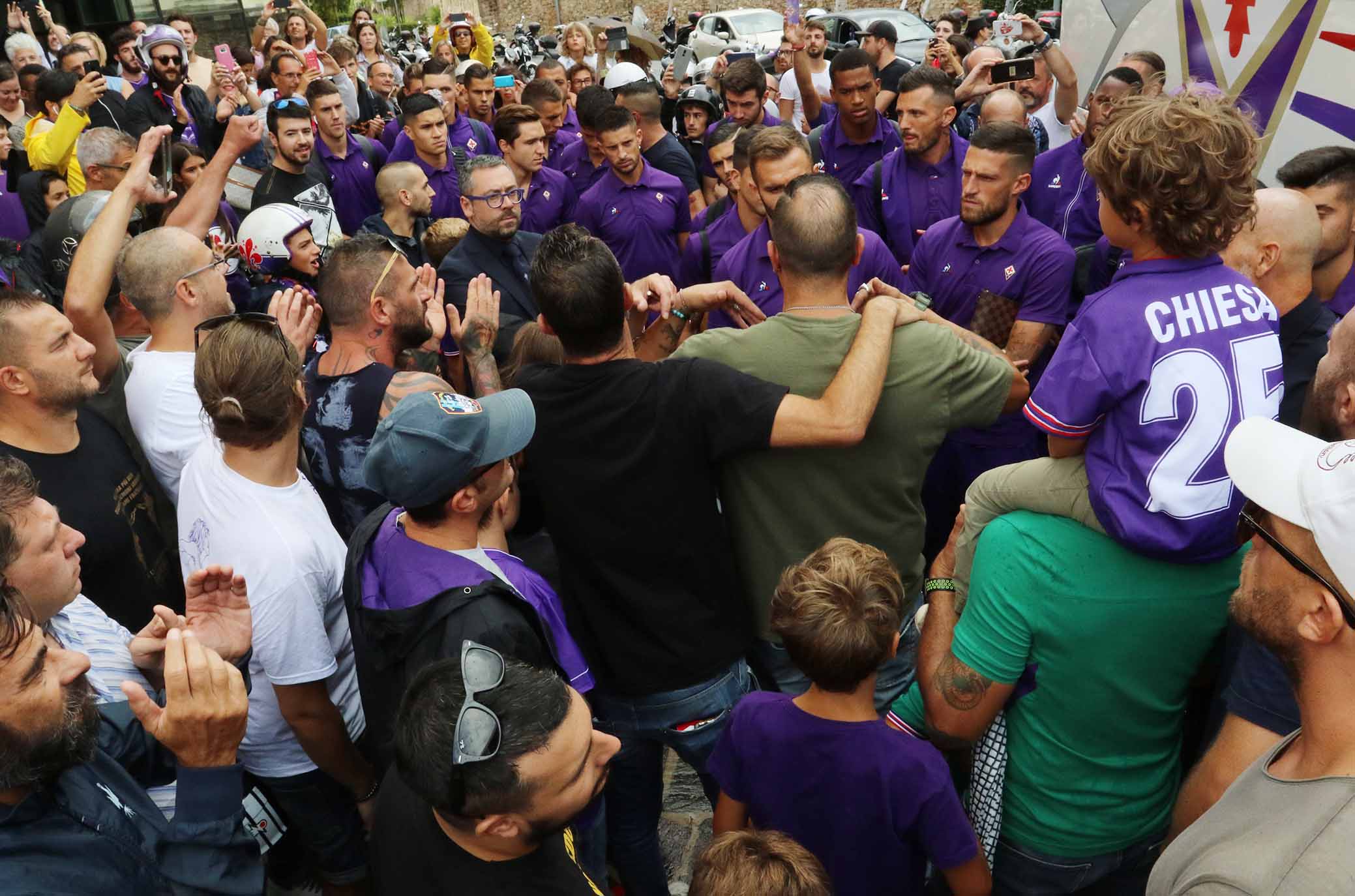 FIORENTINA 02-09-2018 TIFOSI DAVANTI ALL'ALBERGO DELLA FIORENTINA. SILPRESS