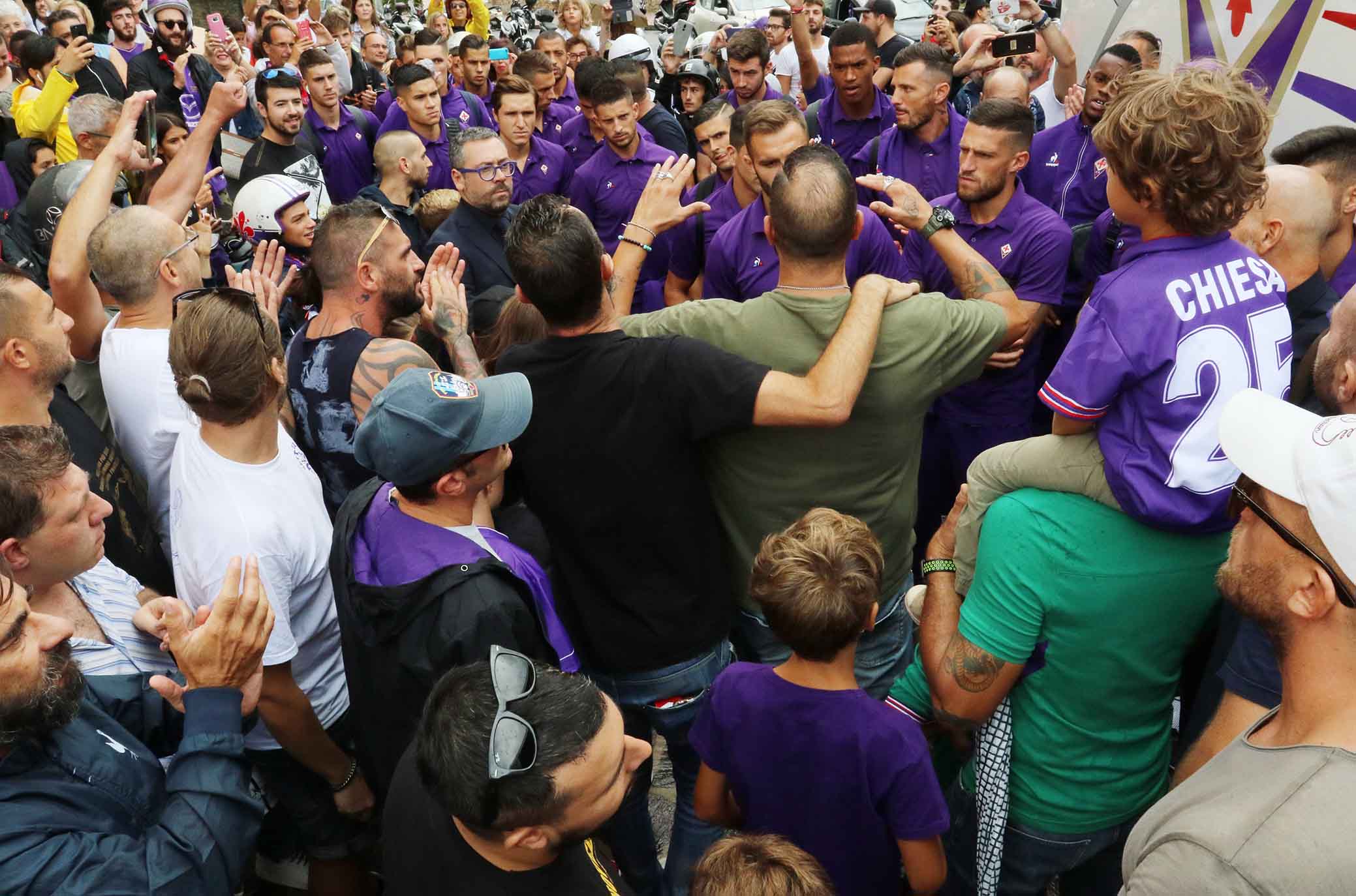FIORENTINA 02-09-2018 TIFOSI DAVANTI ALL'ALBERGO DELLA FIORENTINA. SILPRESS