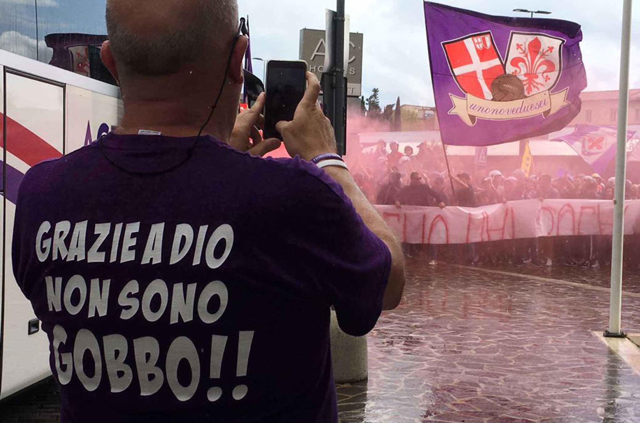 FIORENTINA 02-09-2018 TIFOSI DAVANTI ALL'ALBERGO DELLA FIORENTINA NCITANO LA SQUADRA. SILPRESS