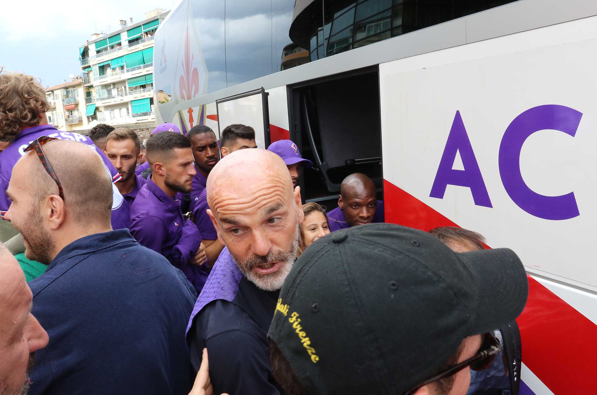 FIORENTINA 02-09-2018 PIOLI - TIFOSI DAVANTI ALL'ALBERGO DELLA FIORENTINA. SILPRESS