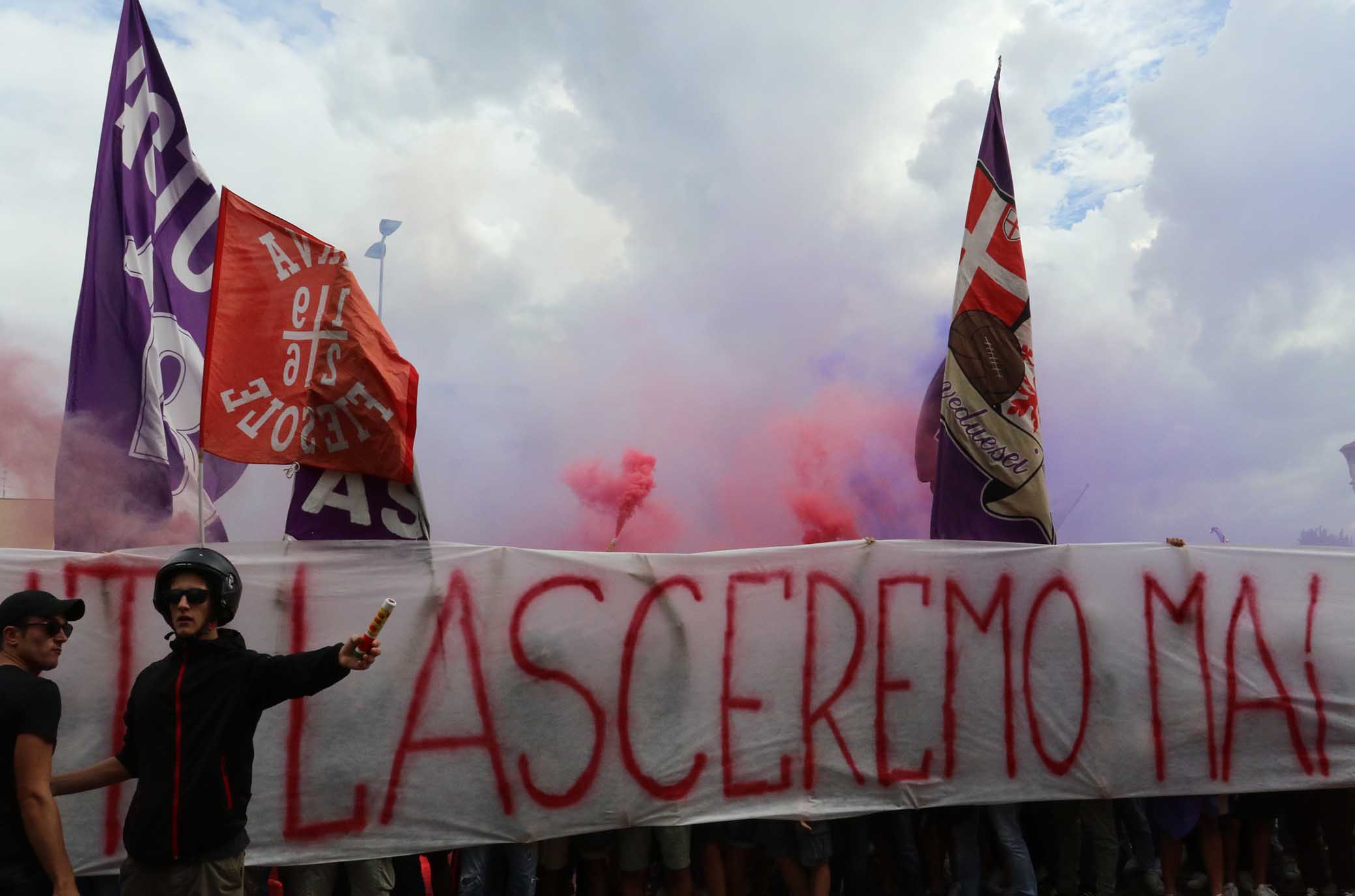 FIORENTINA 02-09-2018 TIFOSI DAVANTI ALL'ALBERGO DELLA FIORENTINA. SILPRESS