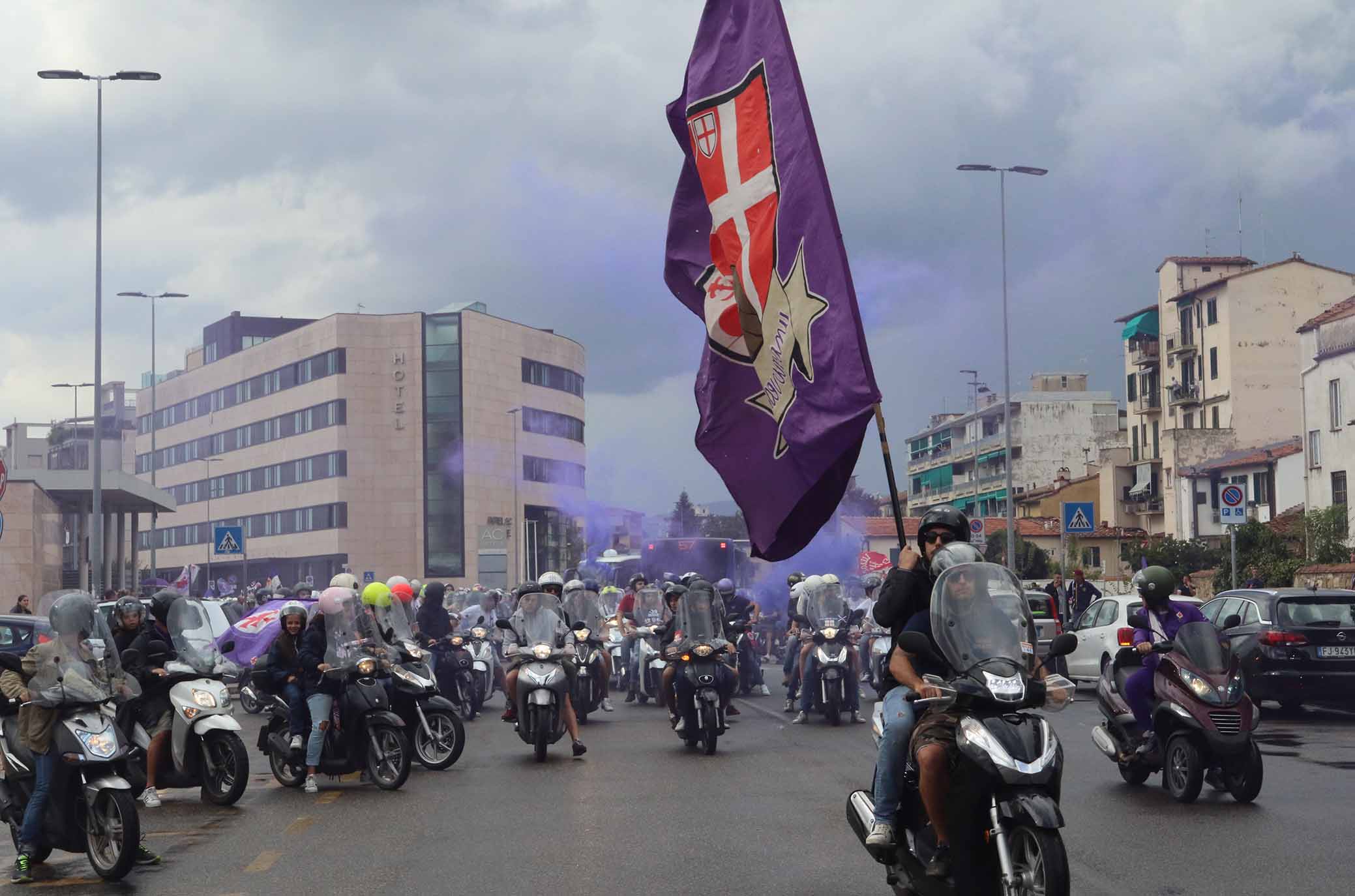FIORENTINA 02-09-2018 TIFOSI DAVANTI ALL'ALBERGO DELLA FIORENTINA. SILPRESS