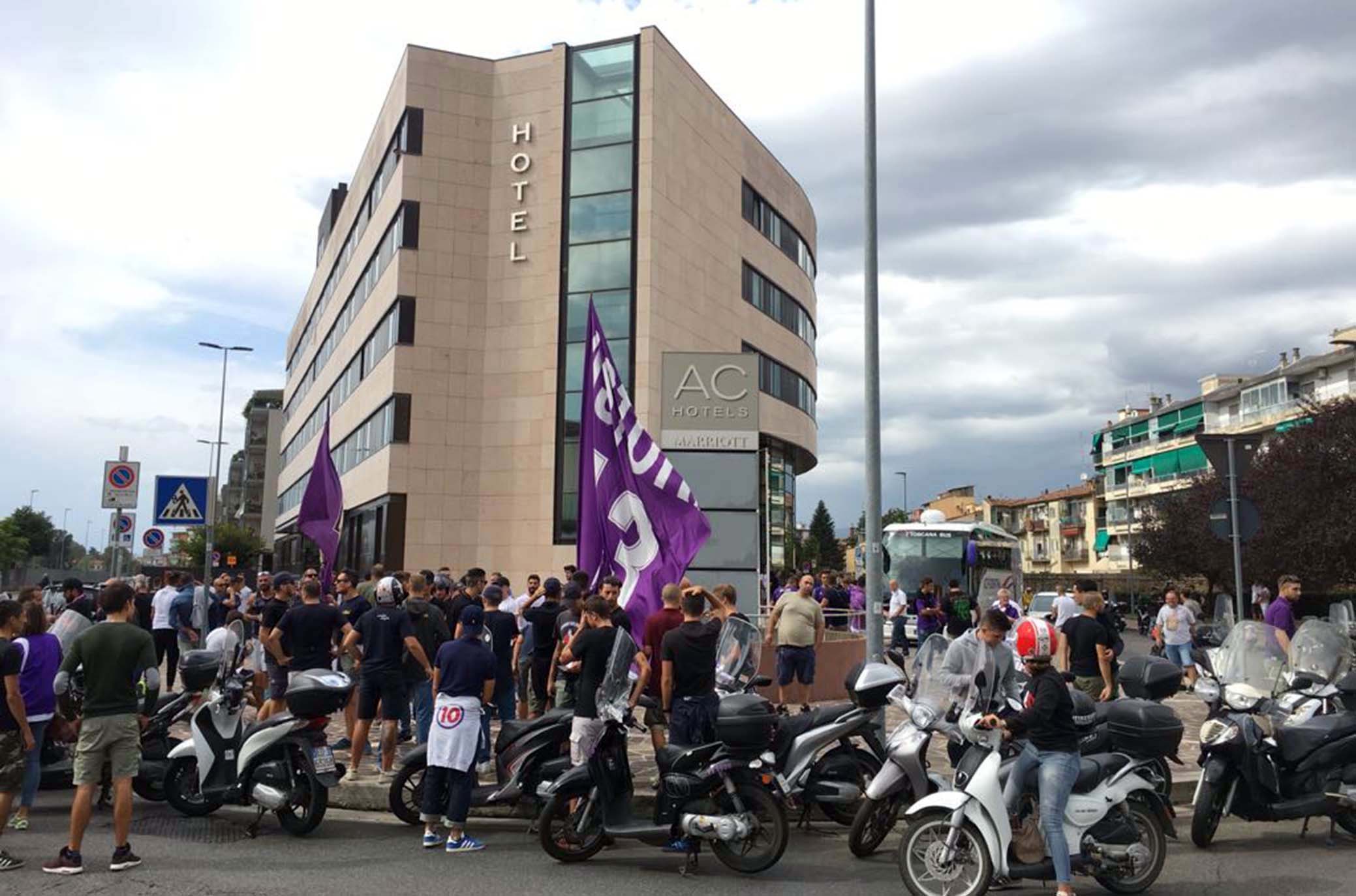 FIORENTINA 02-09-2018 TIFOSI DAVANTI ALL'ALBERGO DELLA FIORENTINA NCITANO LA SQUADRA. SILPRESS