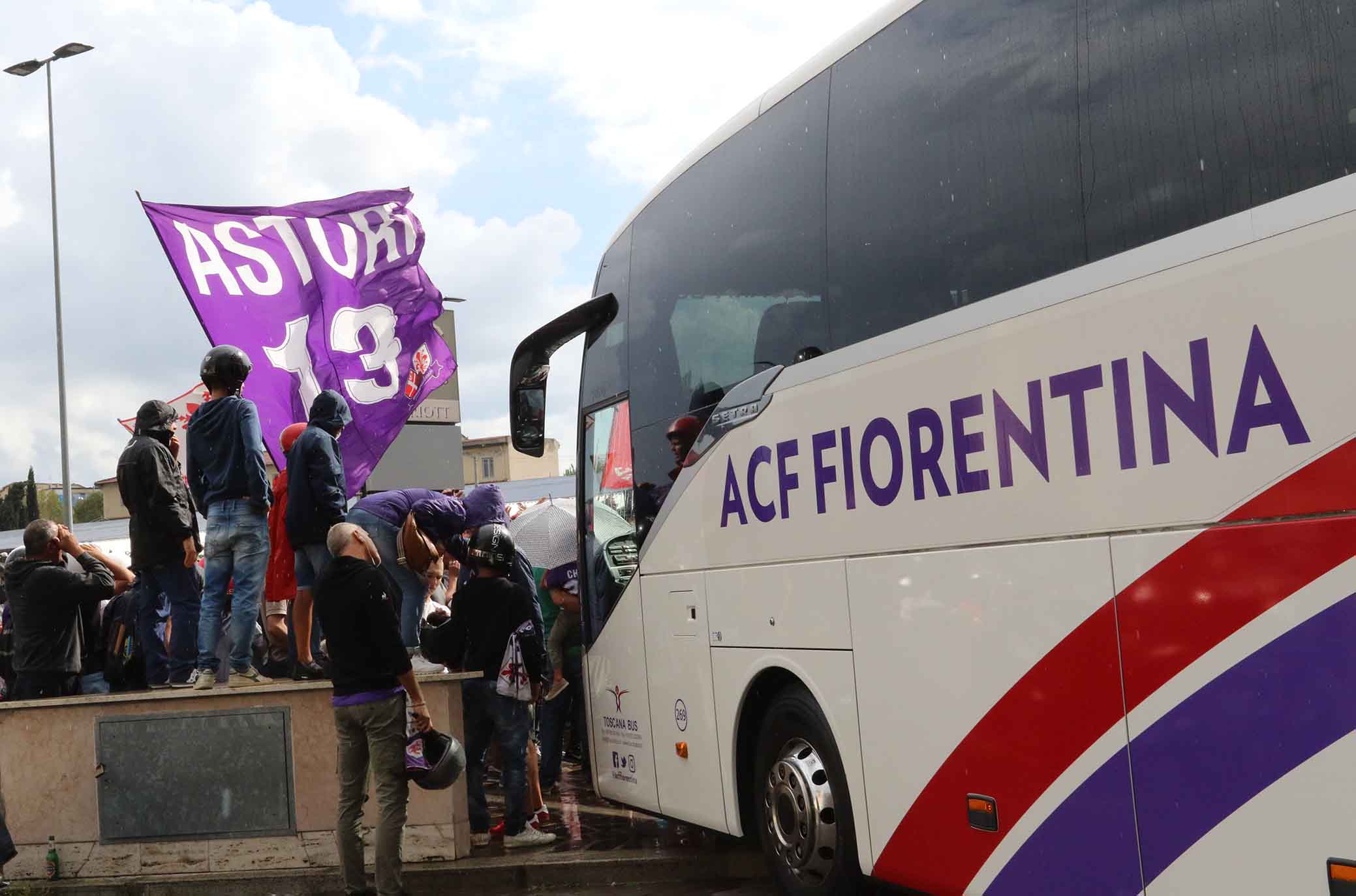 FIORENTINA 02-09-2018 TIFOSI DAVANTI ALL'ALBERGO DELLA FIORENTINA. SILPRESS