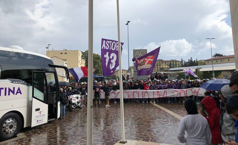 Tanti tifosi all'albergo della Fiorentina: tra poco 'scorteranno' la squadra al Franchi (FOTO/VIDEO)