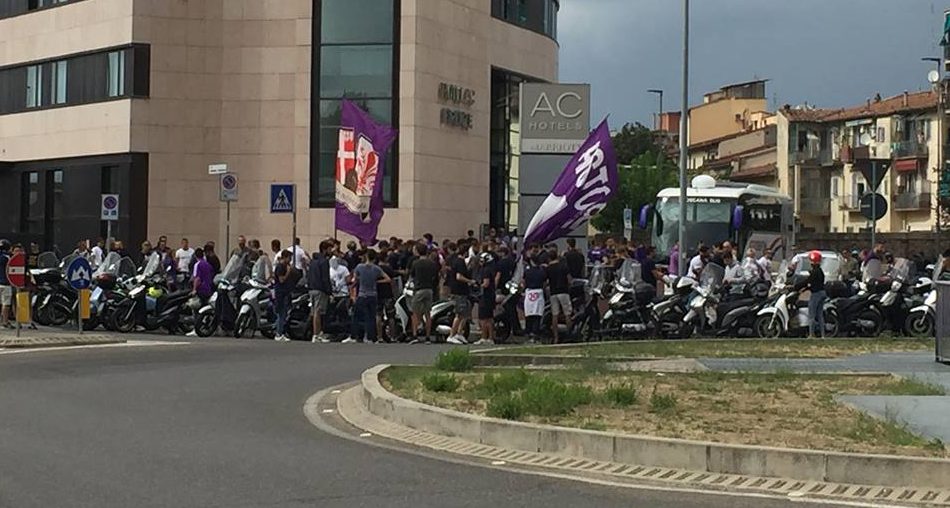 Fiorentina partita dall'albergo: centinaia di tifosi ad accompagnare la squadra al Franchi (VIDEO)