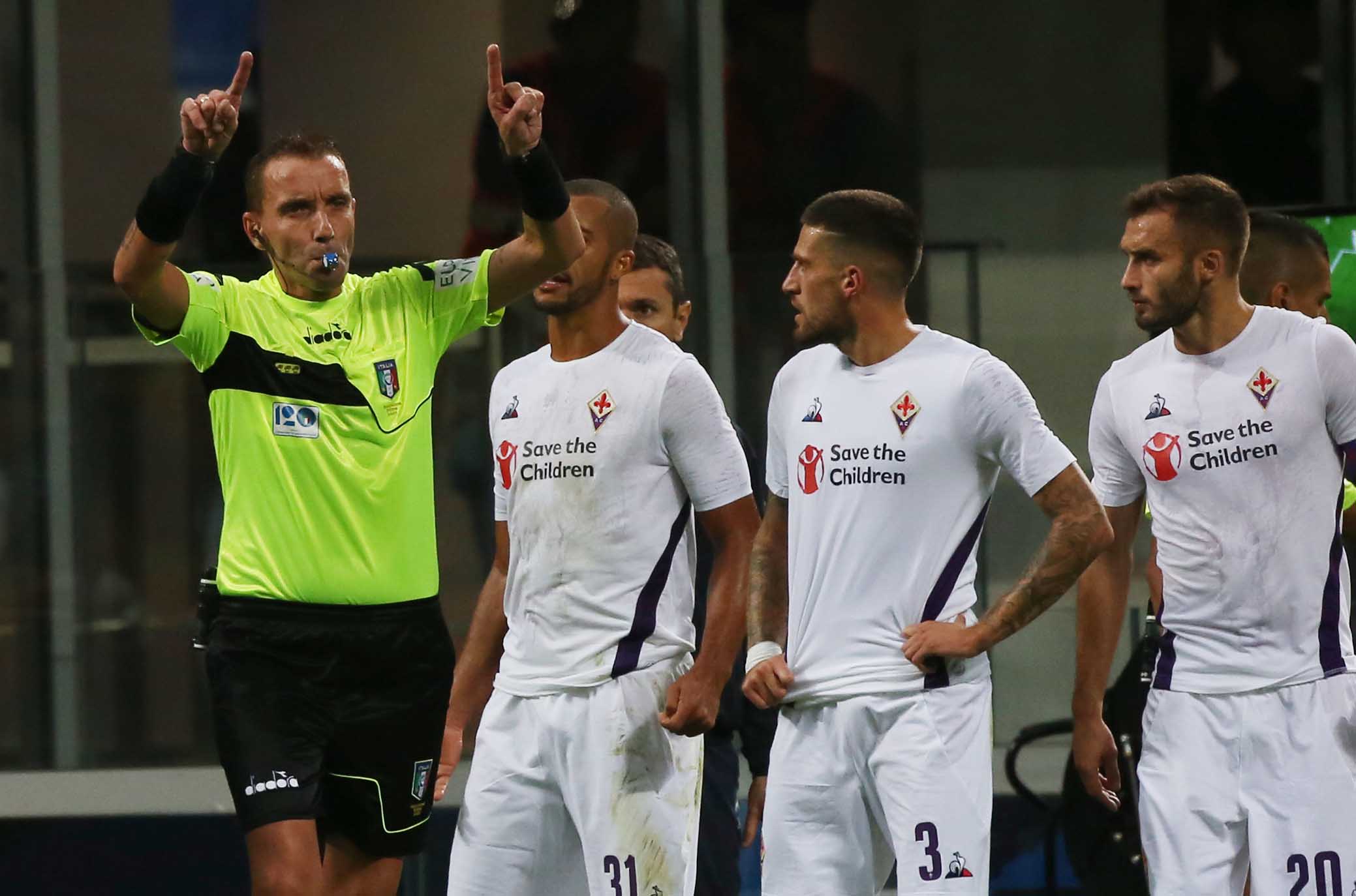 Var e falli di mano, Rosetti (UEFA): “Se il braccio è distante dal corpo è rigore”