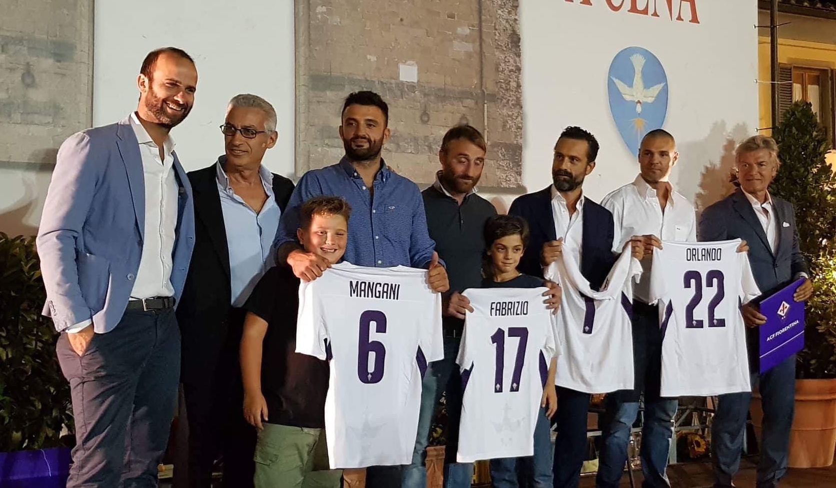 Salica consegna le maglie ai Bianchi e lancia un invito: "Venite a sostenere le Women's"