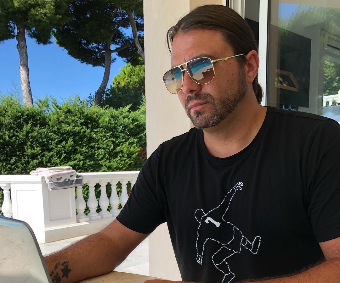 Frey, lo spavento è passato. E' tornato a camminare (VIDEO)