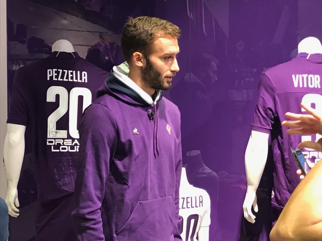 Vitor Hugo e Pezzella incontrano i tifosi allo store della Fiorentina (FOTO)