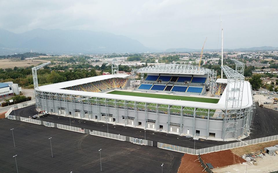 Trasferta all’inglese. A Frosinone la Fiorentina gioca nel nuovo stadio modello Premier