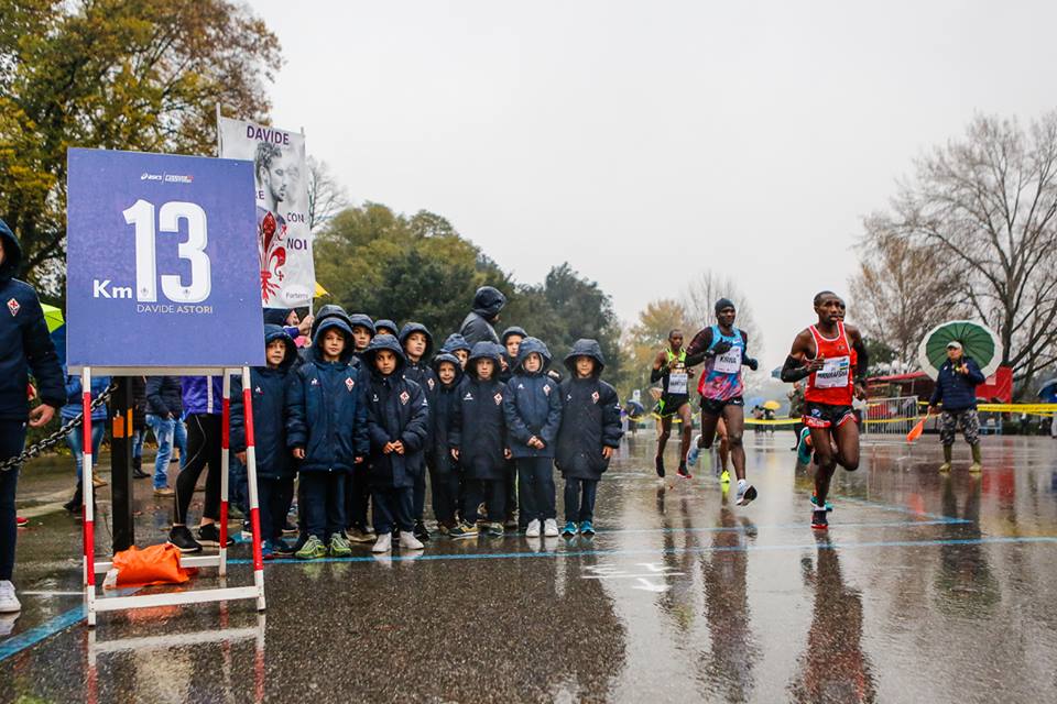 Firenze Marathon, il km 13 per Astori. E un tifoso lo ricorda con un bello striscione (FOTO)