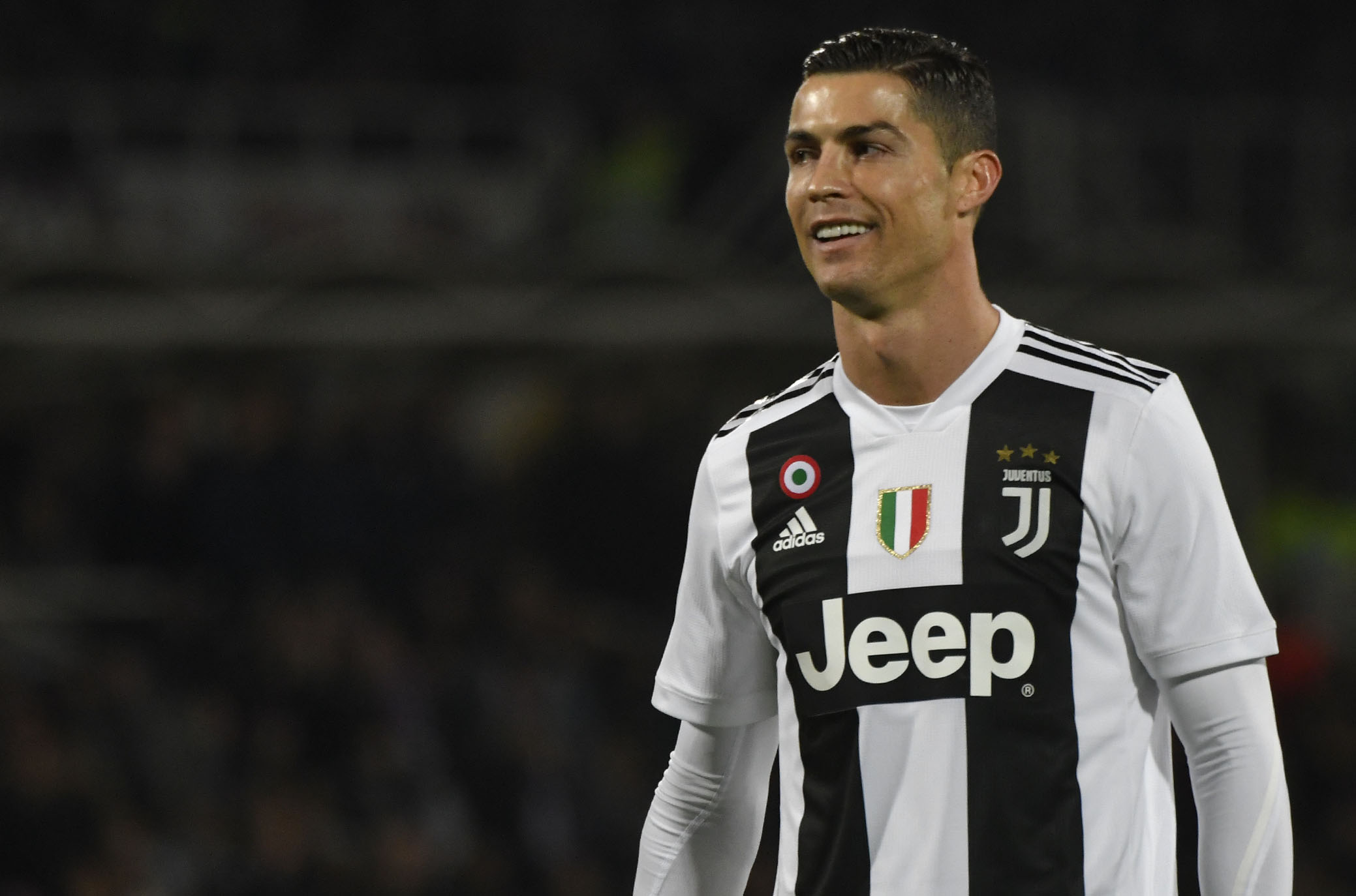 Il calcio ci dà un taglio? Stipendi, i club italiani vorrebbero il modello francese