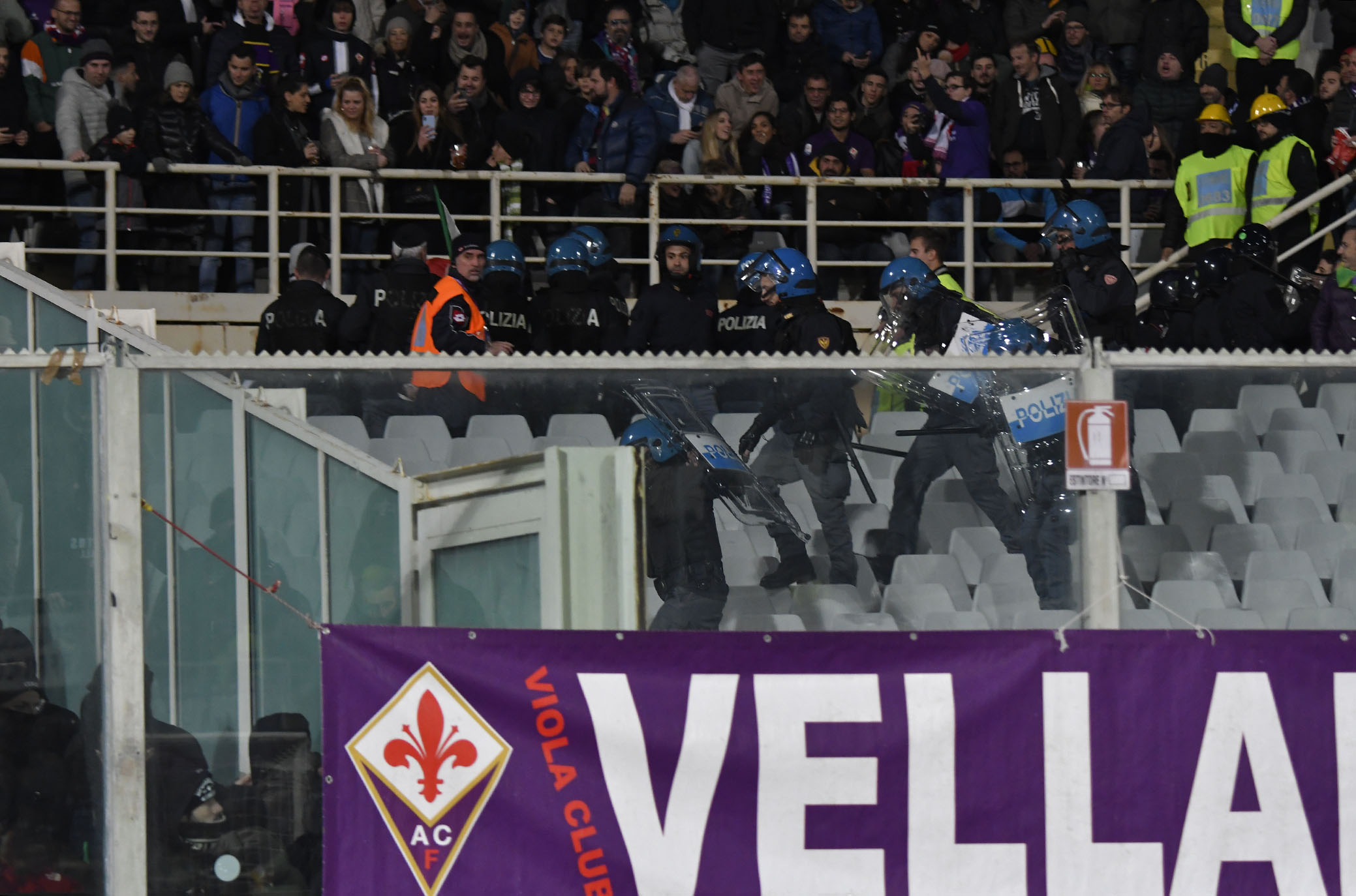 FIORENTINA-JUVENTUS 01-12-18.POLIZIA IN CURVA FERROVIA PRIMA DELLA GARA.SILPRESS
