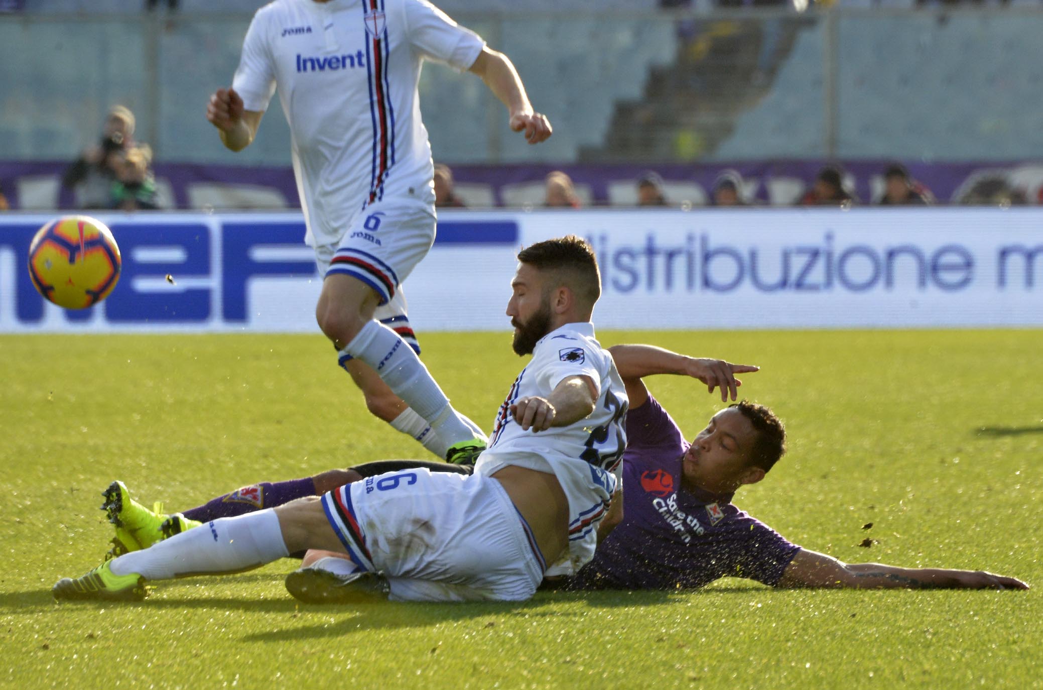 Chiriches, in vantaggio c'è il Sassuolo. Tonelli, ok del Napoli anche al prestito con diritto