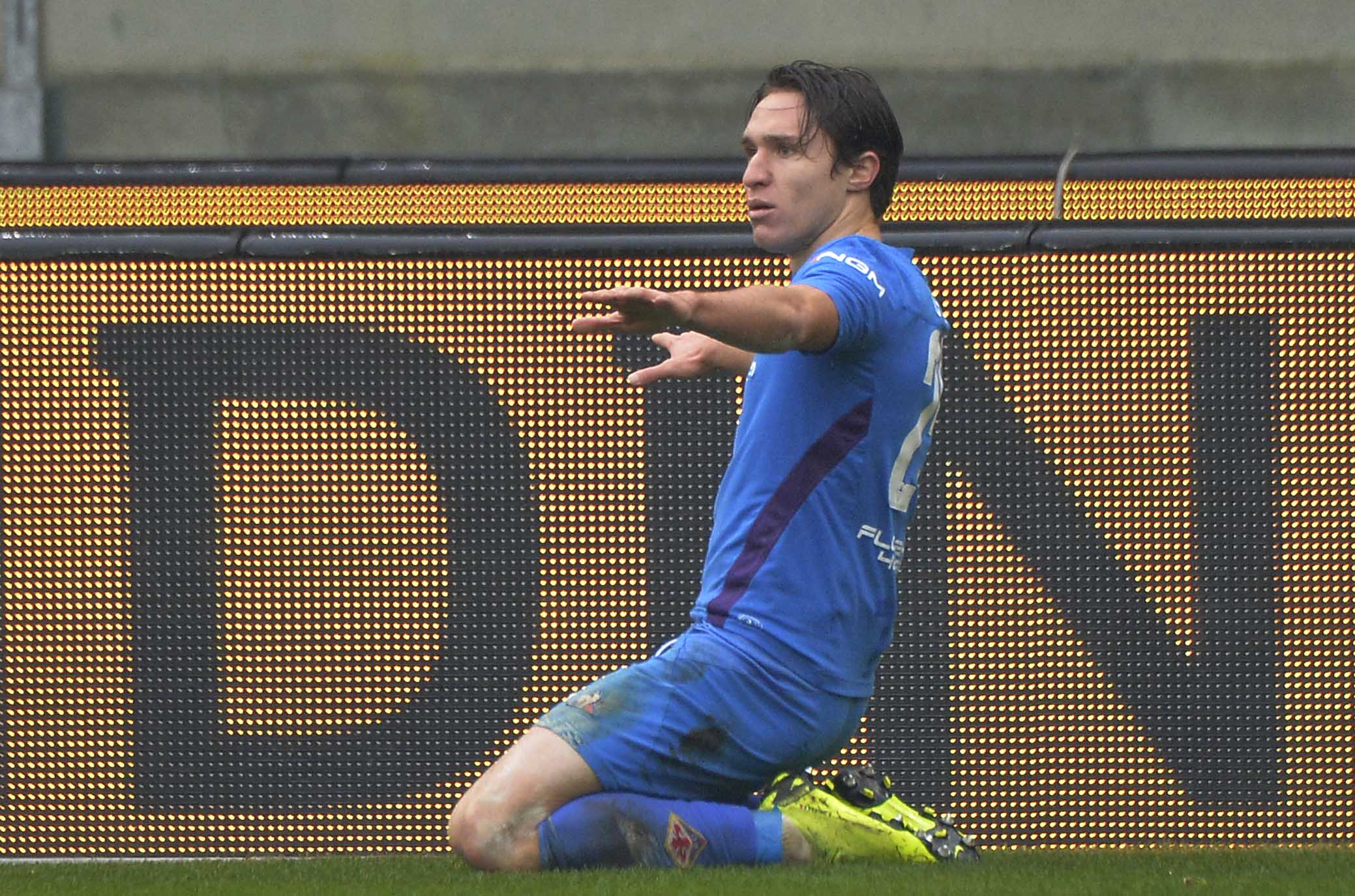 "Chiesa-gol" e "Il ragazzo gioca bene": la doppietta e quei cori della curva 'in trasferta'